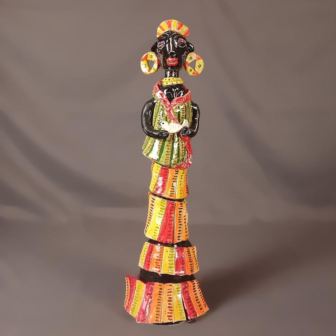 Una scultura in ceramica dipinta a mano che raffigura la ballerina francese di origine americana Josephine Baker con in mano una colomba della pace, opera dello scultore francese Eric Ledoux. Il pezzo non è firmato. 

Eric Ledoux è nato nel 1946 a