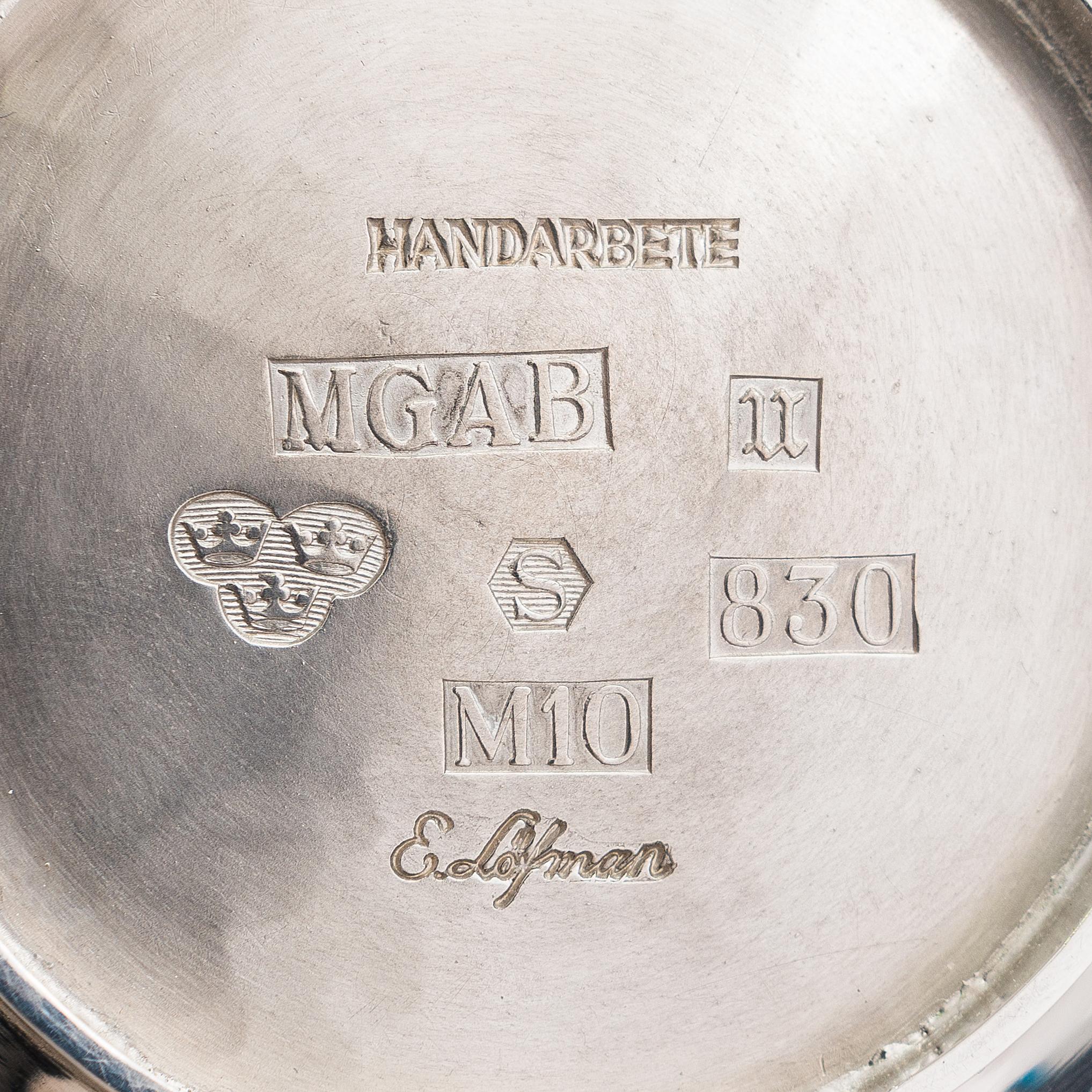 Eric Löfman (Suède, 1925-1994)
Bol en argent suédois, marque de fabrique d'Eric Löfman, MGAB, Uppsala 1986.
Surface martelée, base ronde. Hauteur 8,5-9,5 cm, diamètre env. 14 cm. Poids 305 g.
Usure insignifiante.