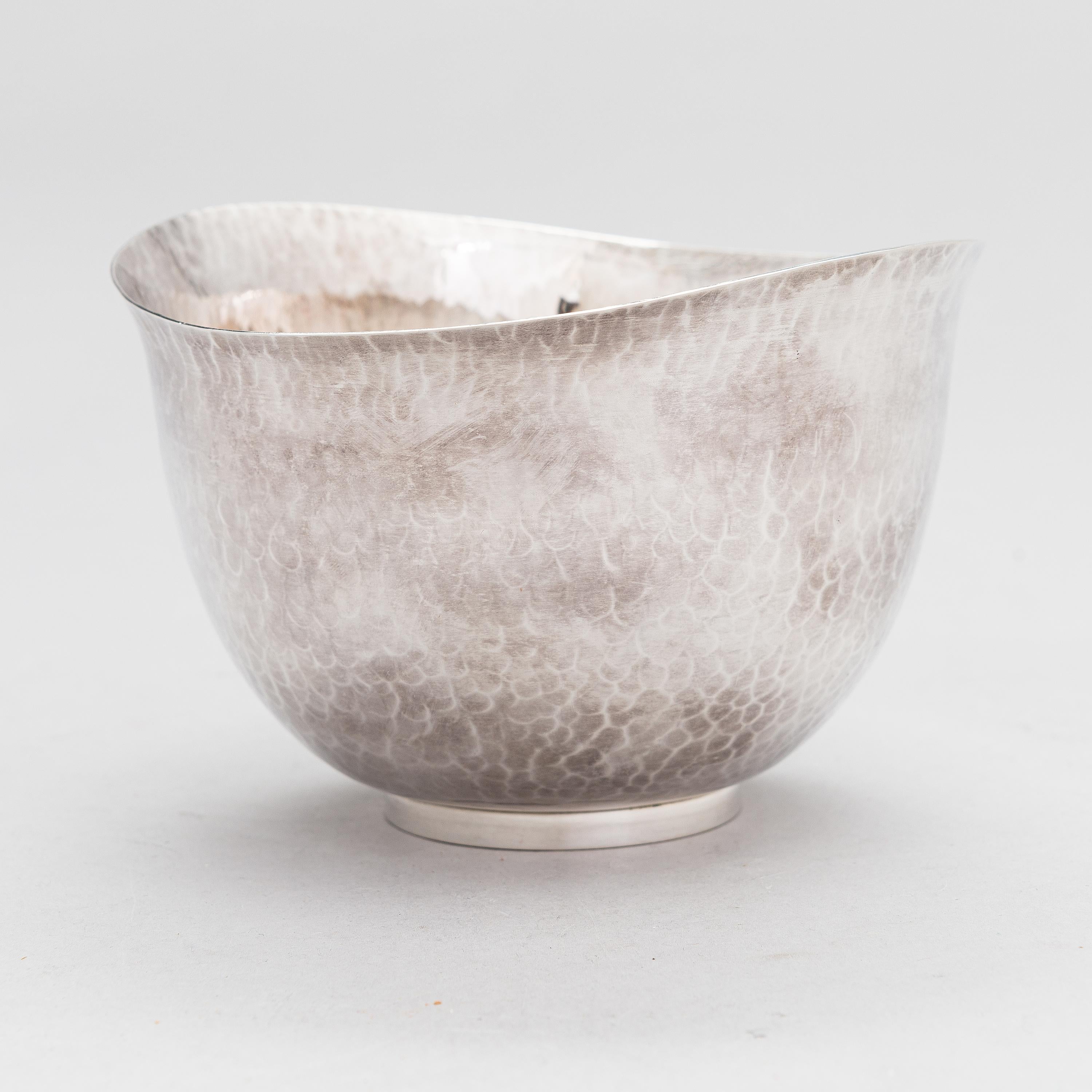 Eric Löfman Hand Hammered Sterling Silver Bowl MGAB, Uppsala 1986 Stamped In Good Condition For Sale In Paris, FR