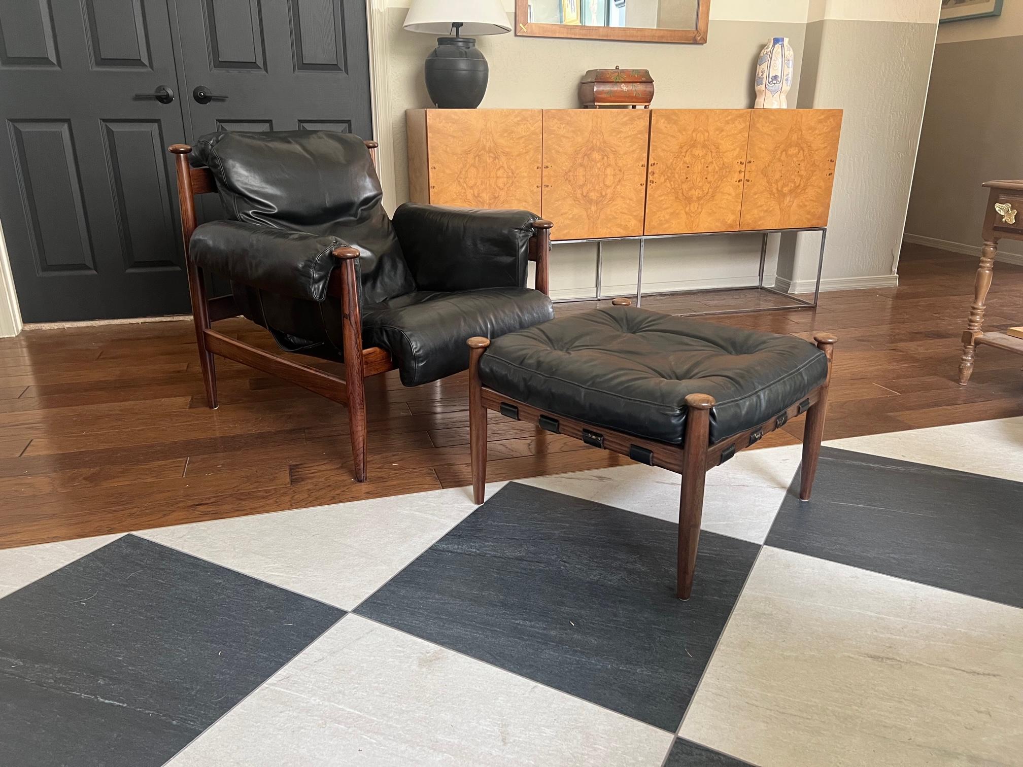 stunning and crazy comfortable lounge chair and ottoman 
great condition 
