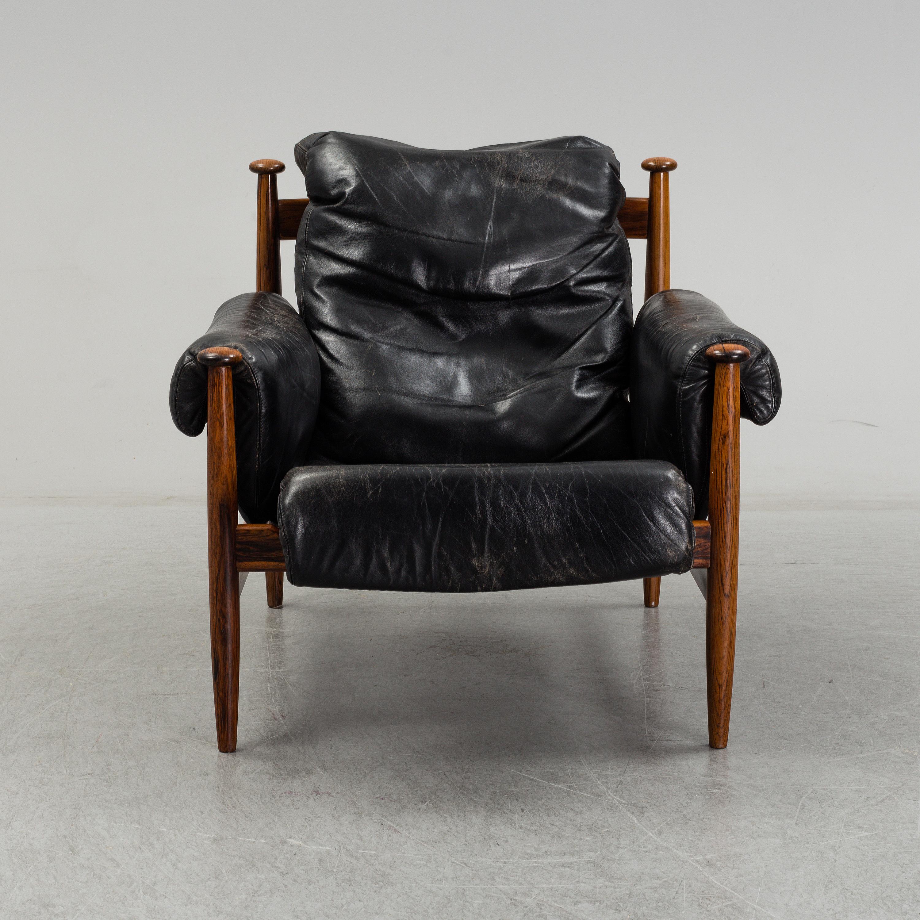 Rare Admiral chair designed by Eric Merthen. Produced by Ire möbler in Skillingaryd, Sweden. Rosewood and original black leather.
structure good condition , some wear on the original leather