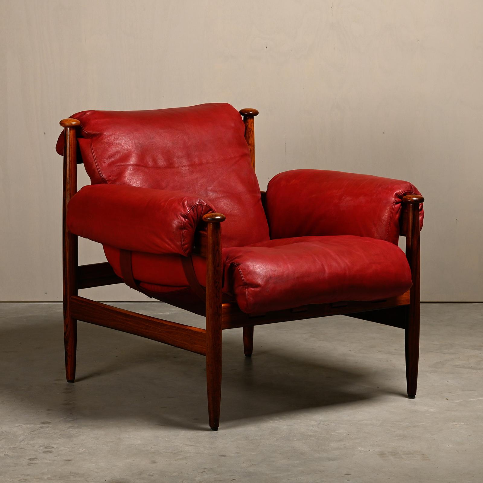 Bequemer brasilianisch inspirierter (Safari-)Sessel, Modell Amiral, entworfen von Eric Merthen für IRE Möbler Sweden, 1960er Jahre. Gestell aus Palisanderholz mit abnehmbaren Lederkissen, die von einer dicken Lederhängematte getragen werden. Die