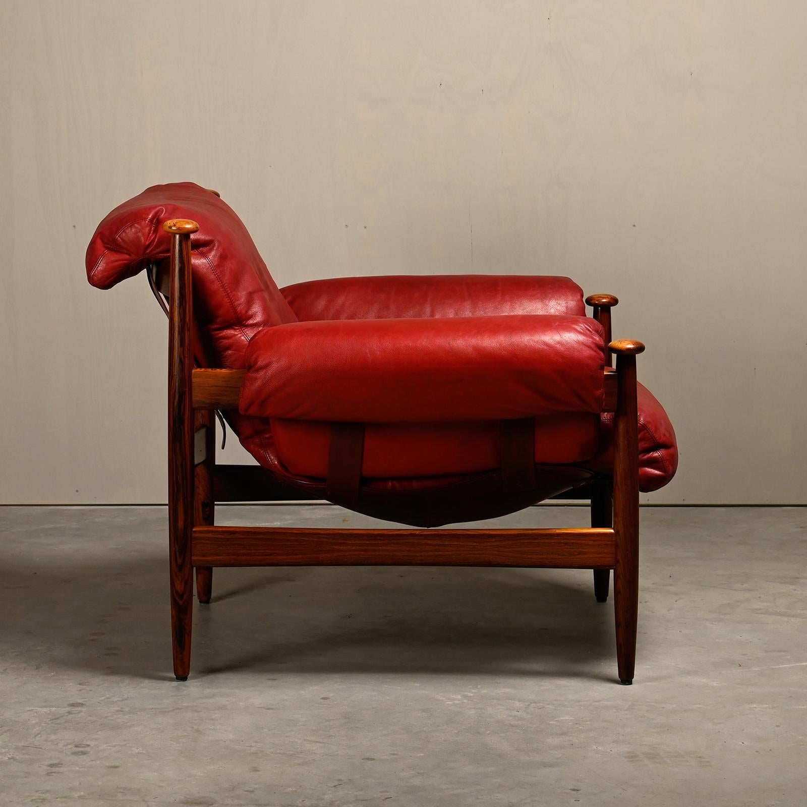 Eric Merthen Amiral Lounge Chair aus dunklem Holz und rotem Leder für IRE Möbler (Schwedisch) im Angebot
