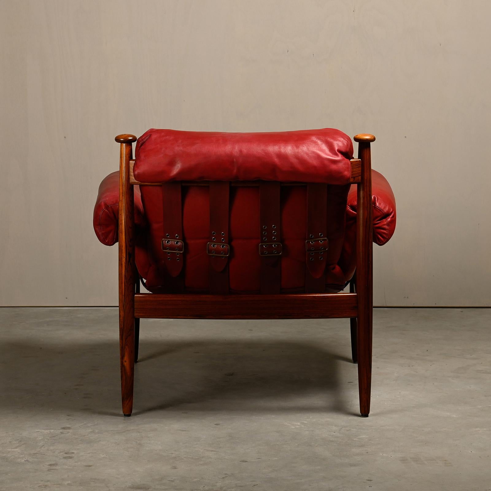 Eric Merthen Amiral Lounge Chair aus dunklem Holz und rotem Leder für IRE Möbler (Mitte des 20. Jahrhunderts) im Angebot