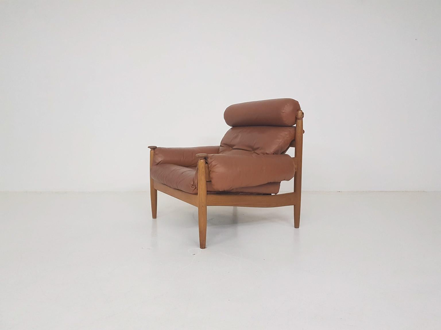 Lounge chair made of brown leather and wood attributed to Eric Merthen for IRE Mobler, Sweden.

Just like the Brazilian Sergio Rodrigues his 'Sheriff' lounge chair and the designs of Percival Lafer this one has a nice combination of the minimal