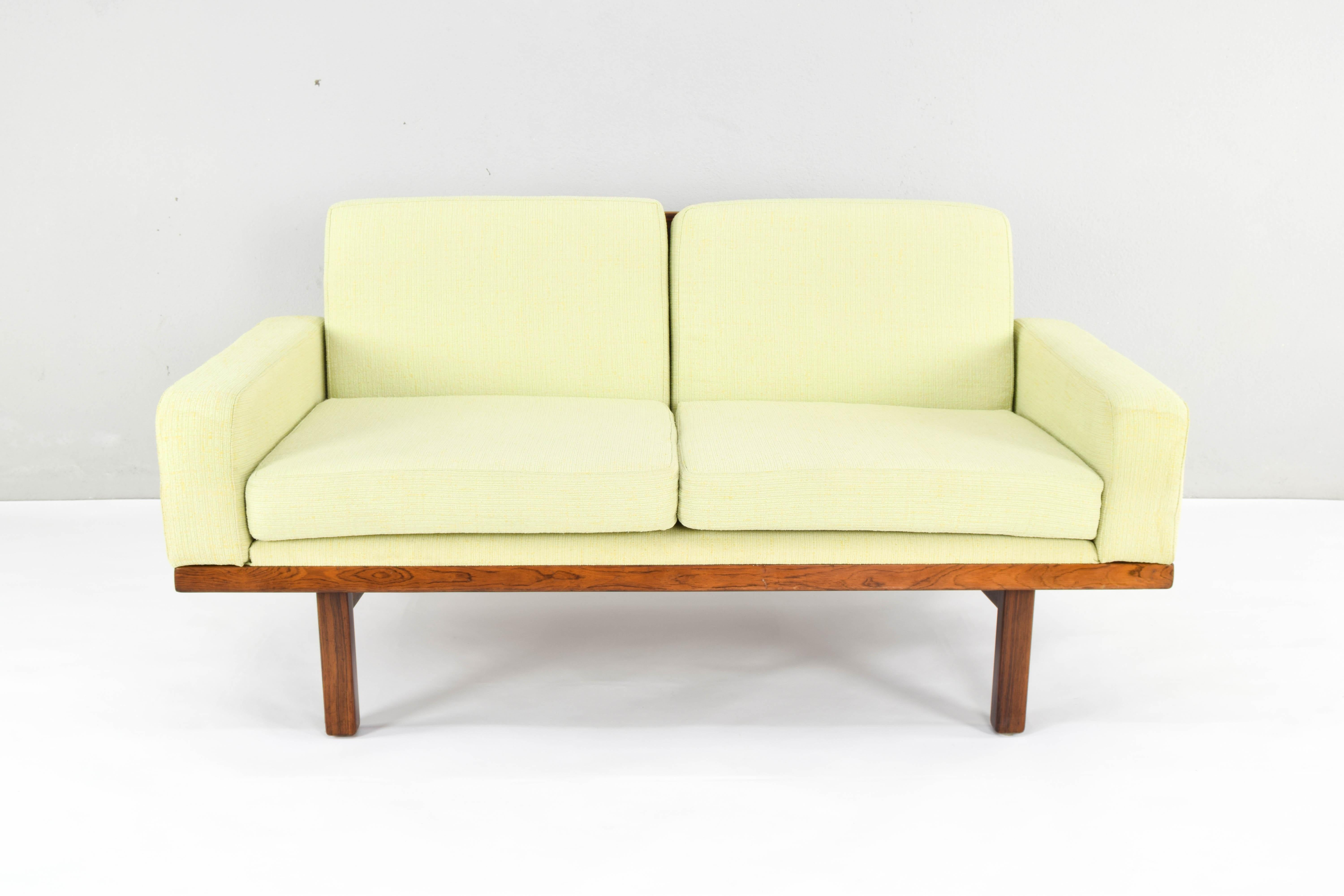 Two-seater sofa designed by Eric Merthen and manufactured by the IRE Möbler firm in Skillingaryd, Sweden, in the 1960s.
The loverseats edition of this model is extremely hard to come by.
Piece in very good condition.
At some point it was