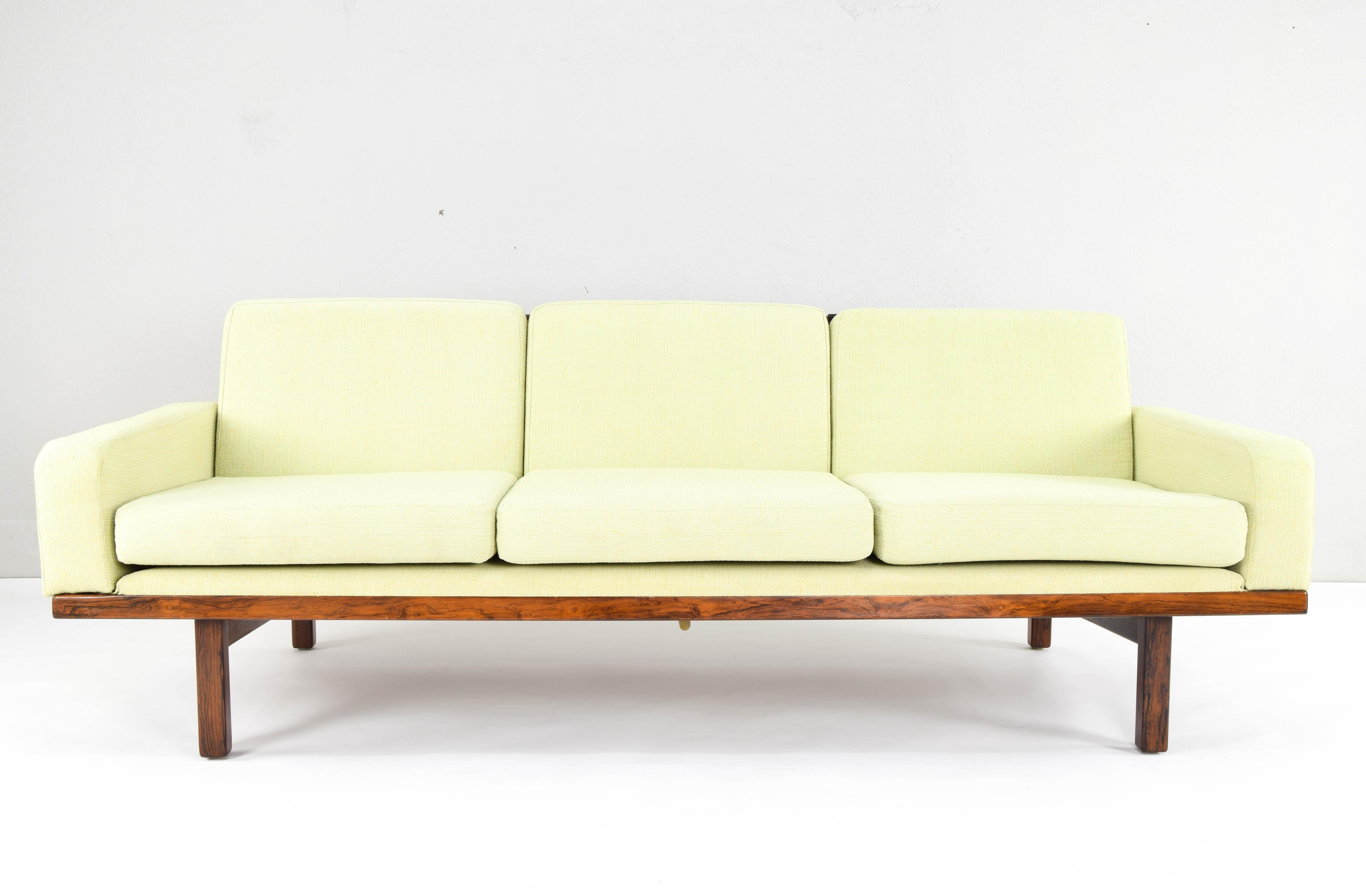 Three-seater sofa designed by Eric Merthen and manufactured by the IRE Möbler firm in Skillingaryd, Sweden, in the 1960s.
Piece in very good condition.
At some point it was reupholstered in pastel lime green chenille. The upholstery is kept in