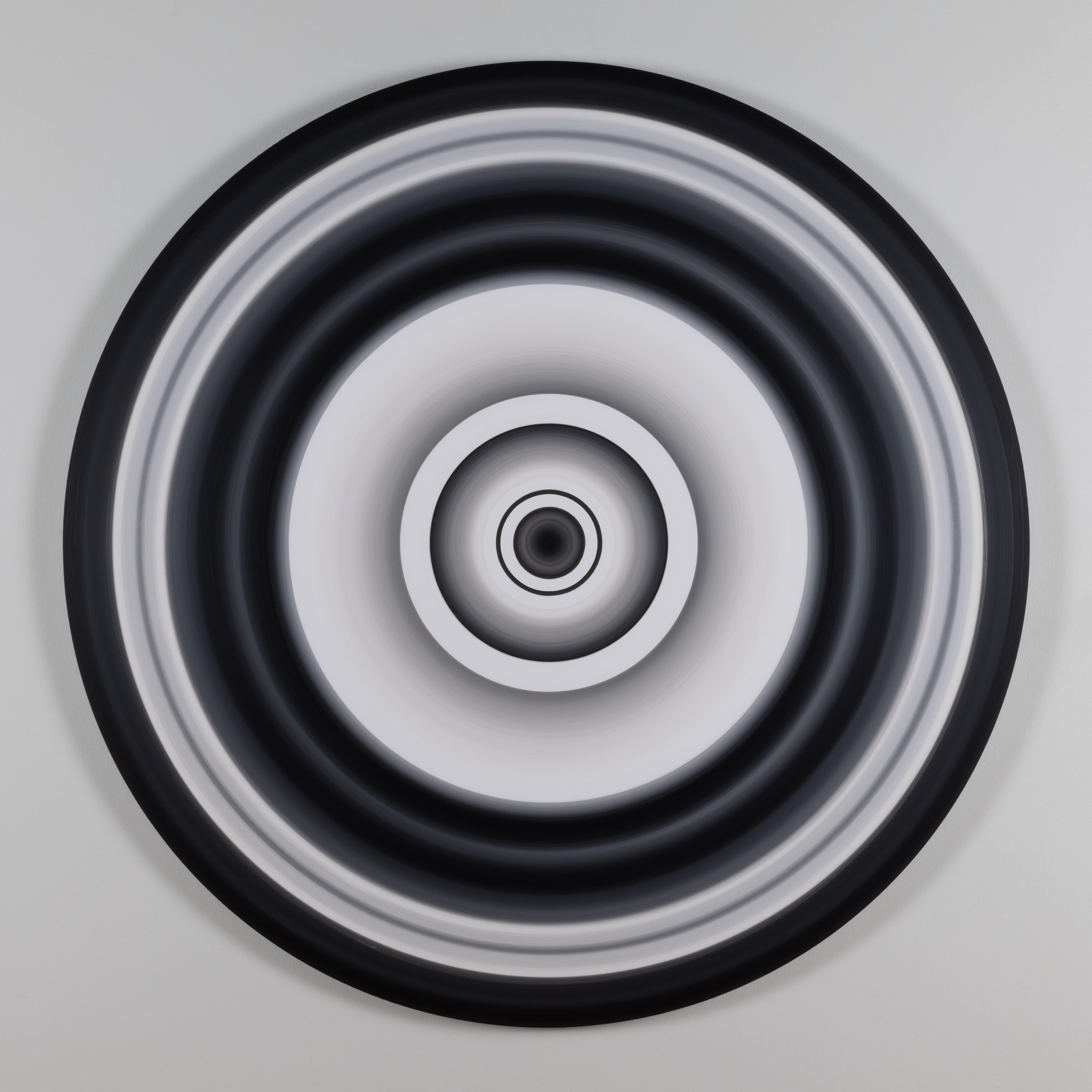Medium: Acryl auf Aluminium mit eingelassenem Schweberahmen

Die Geschichte von Eric Moore beginnt nicht wie die vieler etablierter Künstler. Im Gegensatz zu vielen seiner Künstlerkollegen hat Moore nicht von klein auf gezeichnet und Kunst