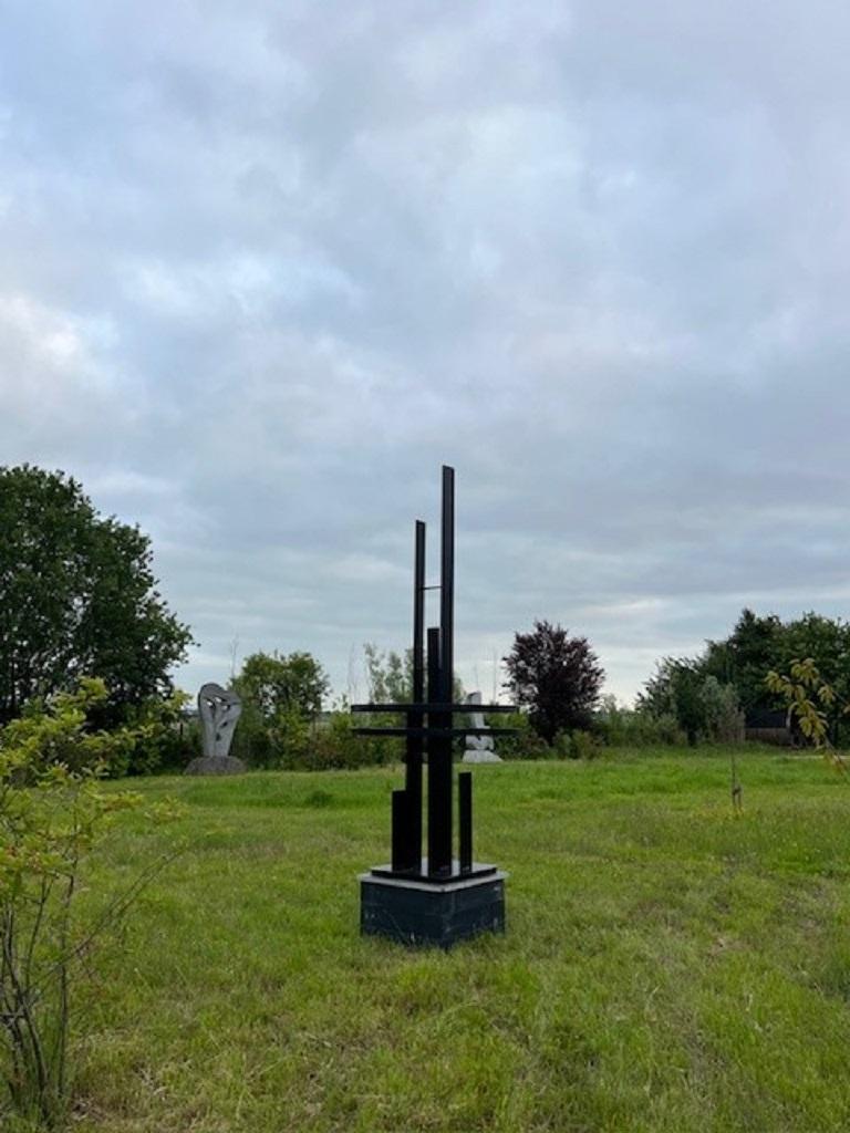 320 Stahlskulptur Abstrakt Geometrisch Symbolisch Schwarz Groß Vorrätig – Sculpture von Eric Morren