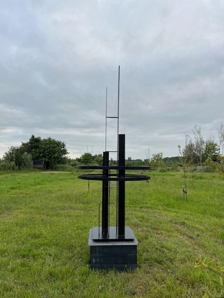 320 Stahlskulptur Abstrakt Geometrisch Symbolisch Schwarz Groß Vorrätig (Zeitgenössisch), Sculpture, von Eric Morren