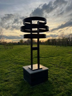 Shinsetsu II, abstrakte Skulptur aus Stahl, schwarze Farbe, geometrisch, symbolisch, auf Lager