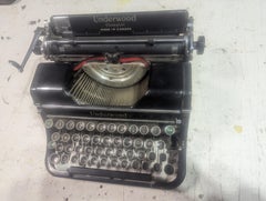 Model No Black, Vintage Typewriter Machine Gun, sculpture murale conceptuelle