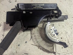 Model No Black, Vintage Typewriter Machine Gun, sculpture murale conceptuelle