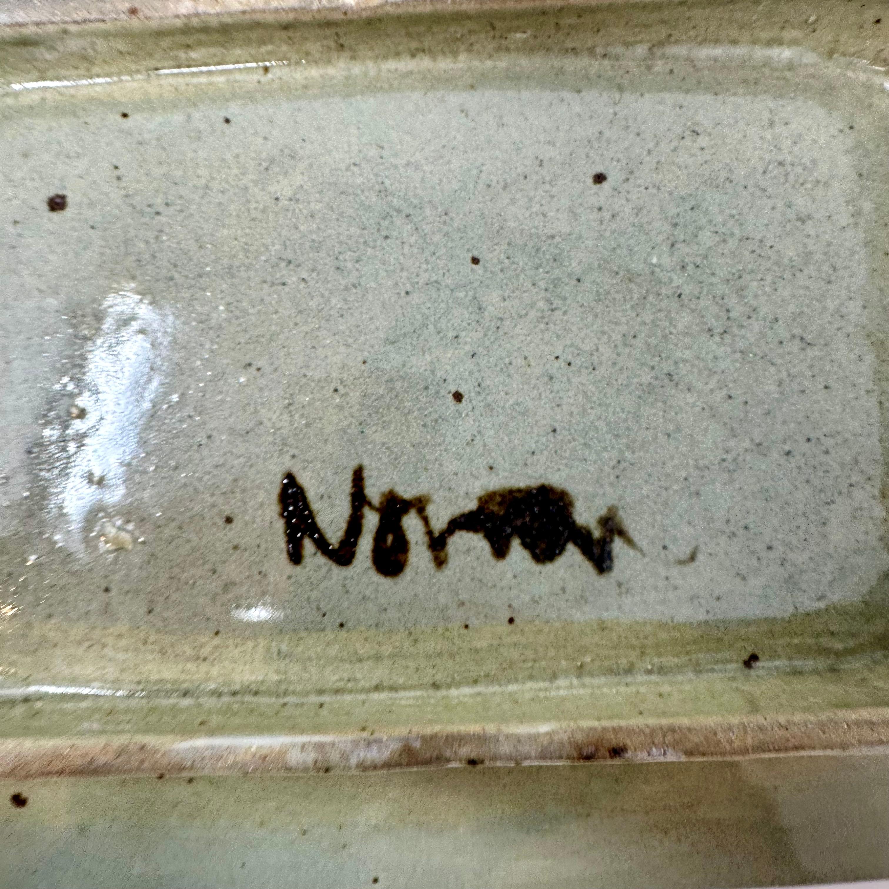 Eric Norstad Bemalte Fischlab-Töpferwarenteller aus der Mitte des Jahrhunderts, signiert (Glasiert) im Angebot