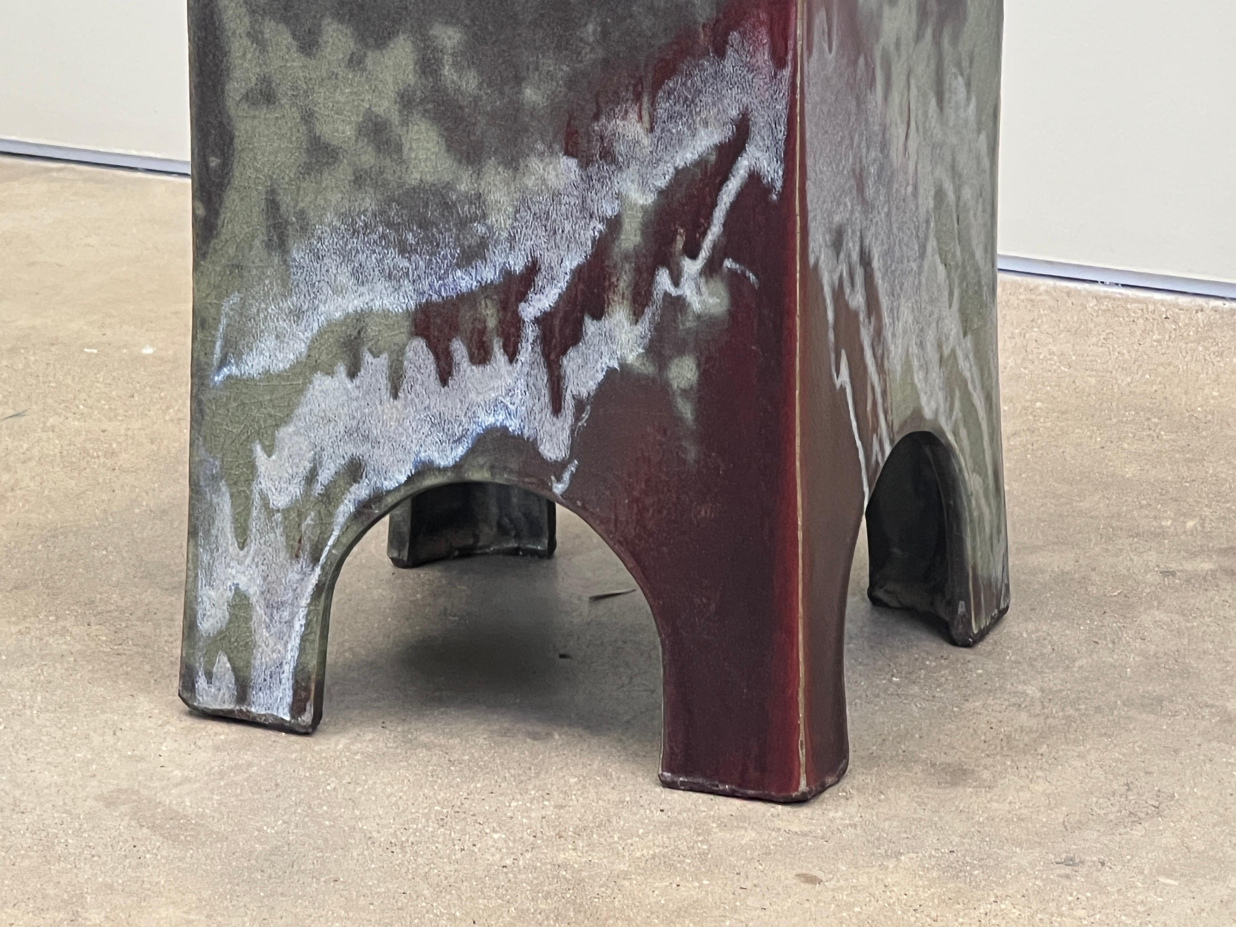 Eric O'Leary Dalle roulée et construite à la main avec une esthétique et une forme asiatiques. Un banc similaire se trouve dans la collection permanente du Museum of Fine Arts de Boston.