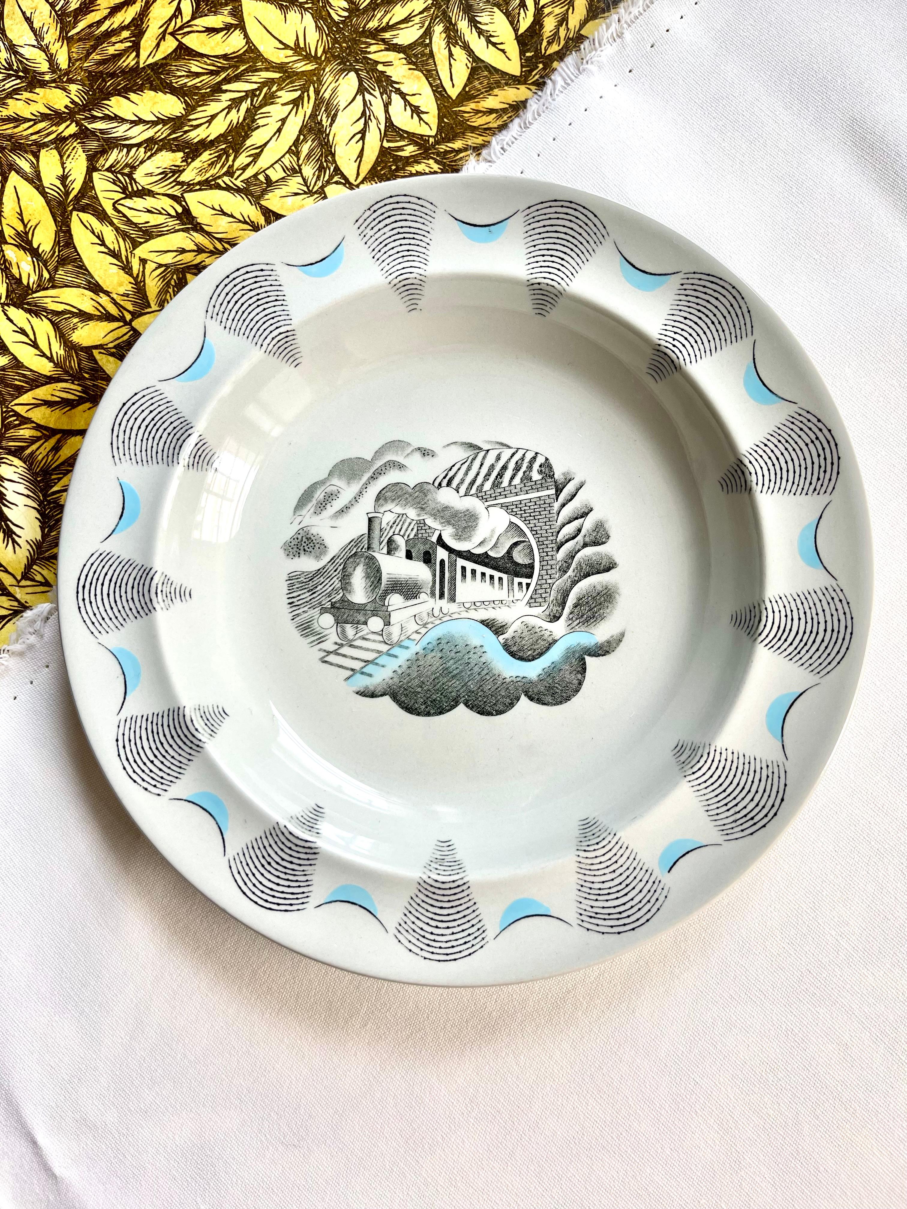Bol rare, en très bon état pour son âge et son utilisation.  
Et si vous n'avez pas vu le documentaire sur Ravilious, Drawn to War, sorti en 2022, vous devriez le faire !  Il y a tant à dire sur cet artiste qui est mort lorsque son avion s'est
