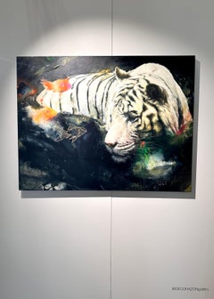 El Estanque Mágico - Tigre Blanco Realista Surrealista con Peces Koi, Paisaje Onírico