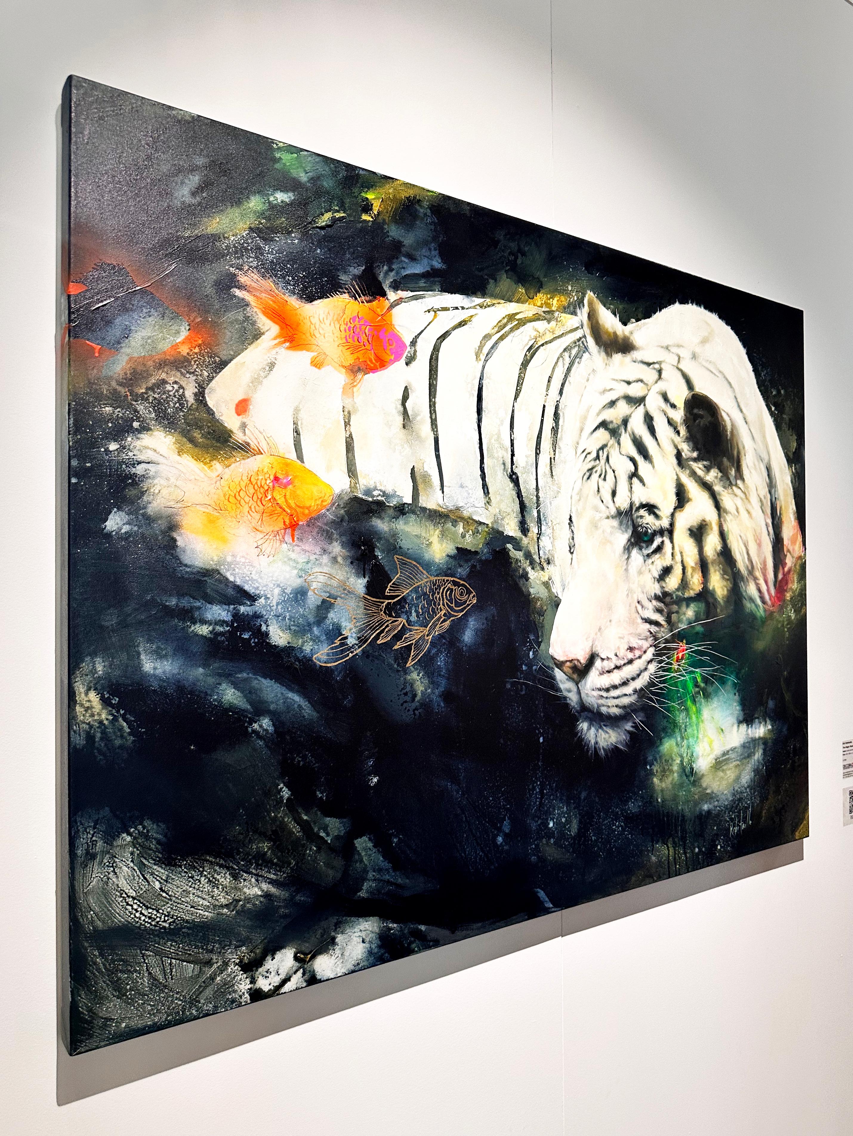 The Magic Pond - Surrealistischer Realist Weißer Tiger mit Koi-Fischen, traumhafte Landschaft (Zeitgenössisch), Painting, von Eric Robitaille