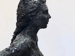 Colette - Sculpture du 21e siècle d'une jeune fille nue en plastique recyclé noir 