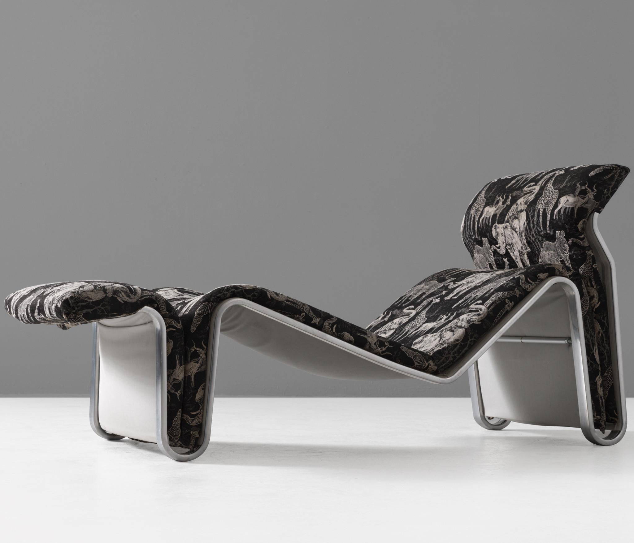 Eric Sigfrid Persson, chaise longue, aluminum, fabric, Denmark, 1970s 

A splendid piece of furniture that finds itself at the intersection of art and furniture design. The style of this chaise longue is based on refined geometry featuring an