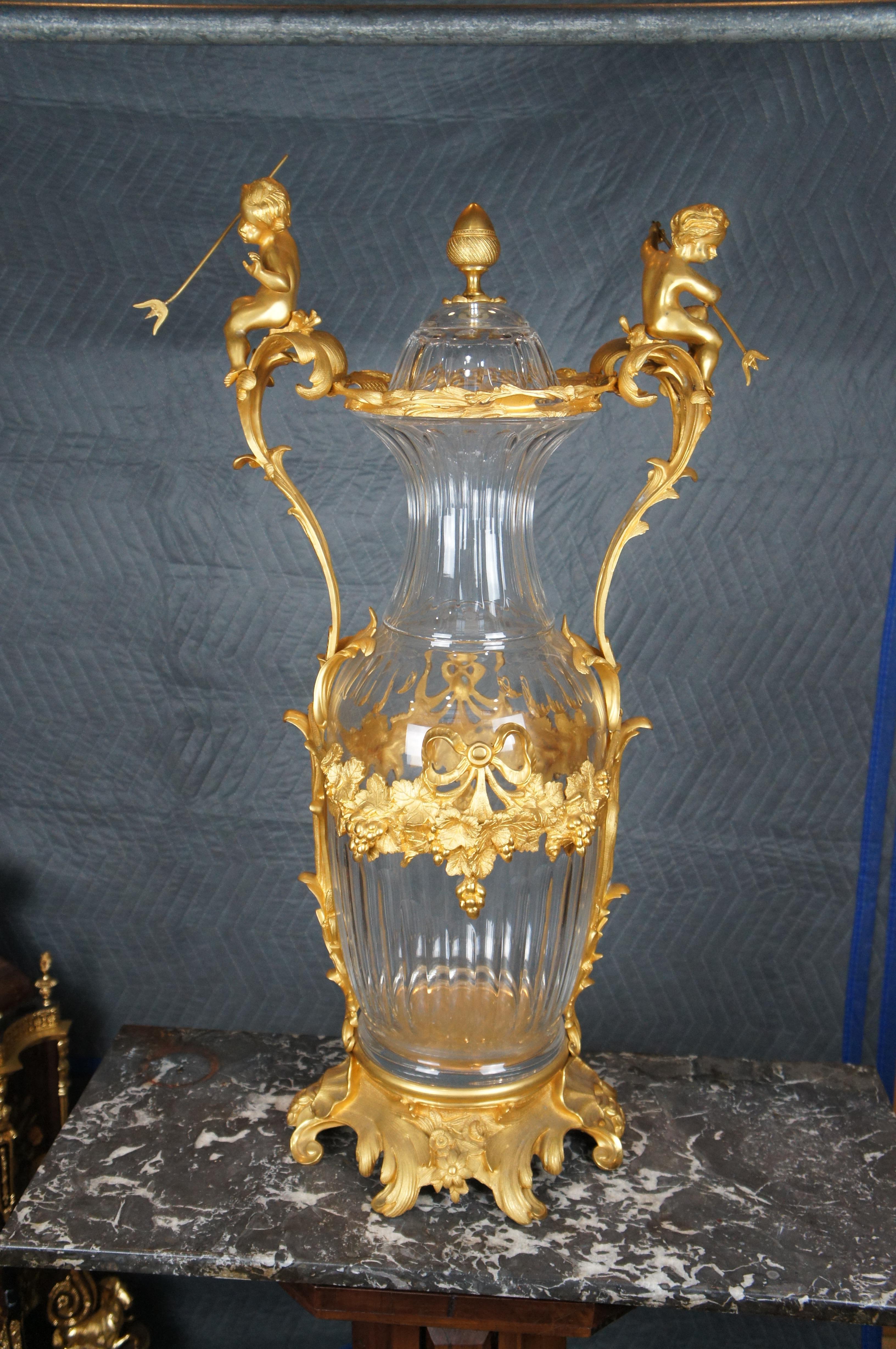 Eric Stepniewski Vase chérubin figuratif en bronze doré et cristal Louis XV Rococo 35