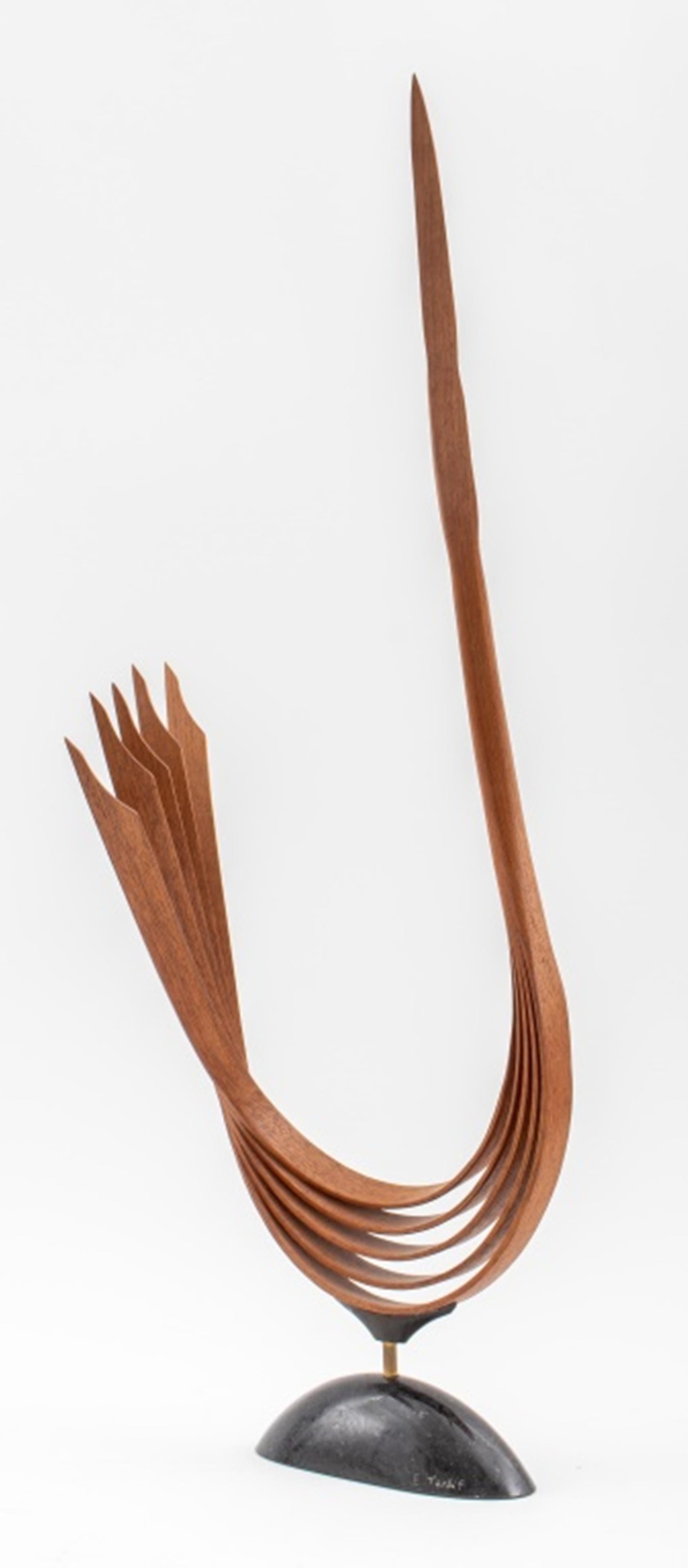 Eric Tardif (Kanadier, geb. 1965) Skulptur aus gebogenem Nussbaumholz eines abstrahierten Kranichvogels mit Messingaugen, montiert auf einem Sockel aus schwarzem Granitstein, signiert 