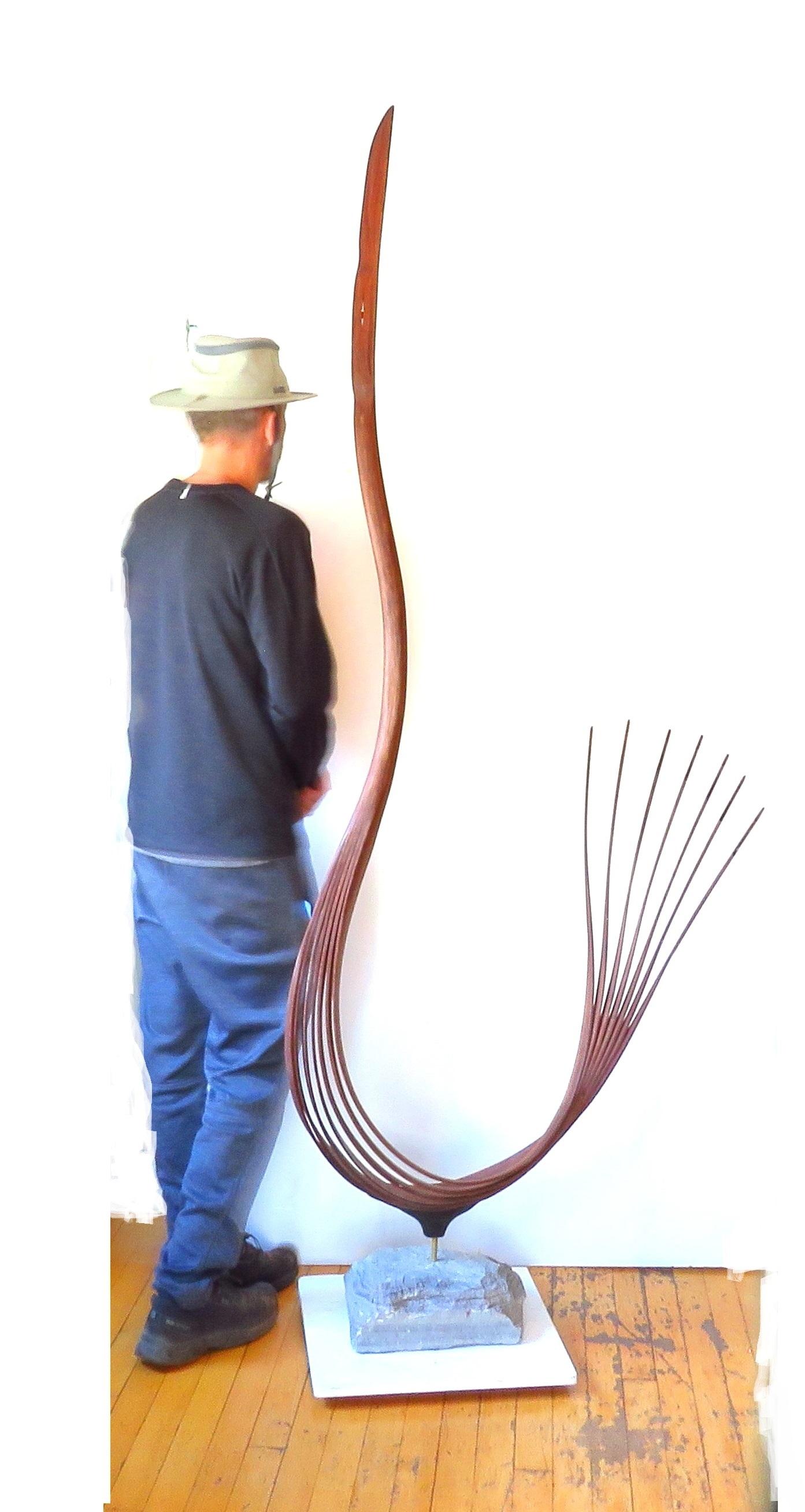 Maestro (sculpture zen abstraite oiseau en bois de noyer, piédestal minimal) - Sculpture de Eric Tardif