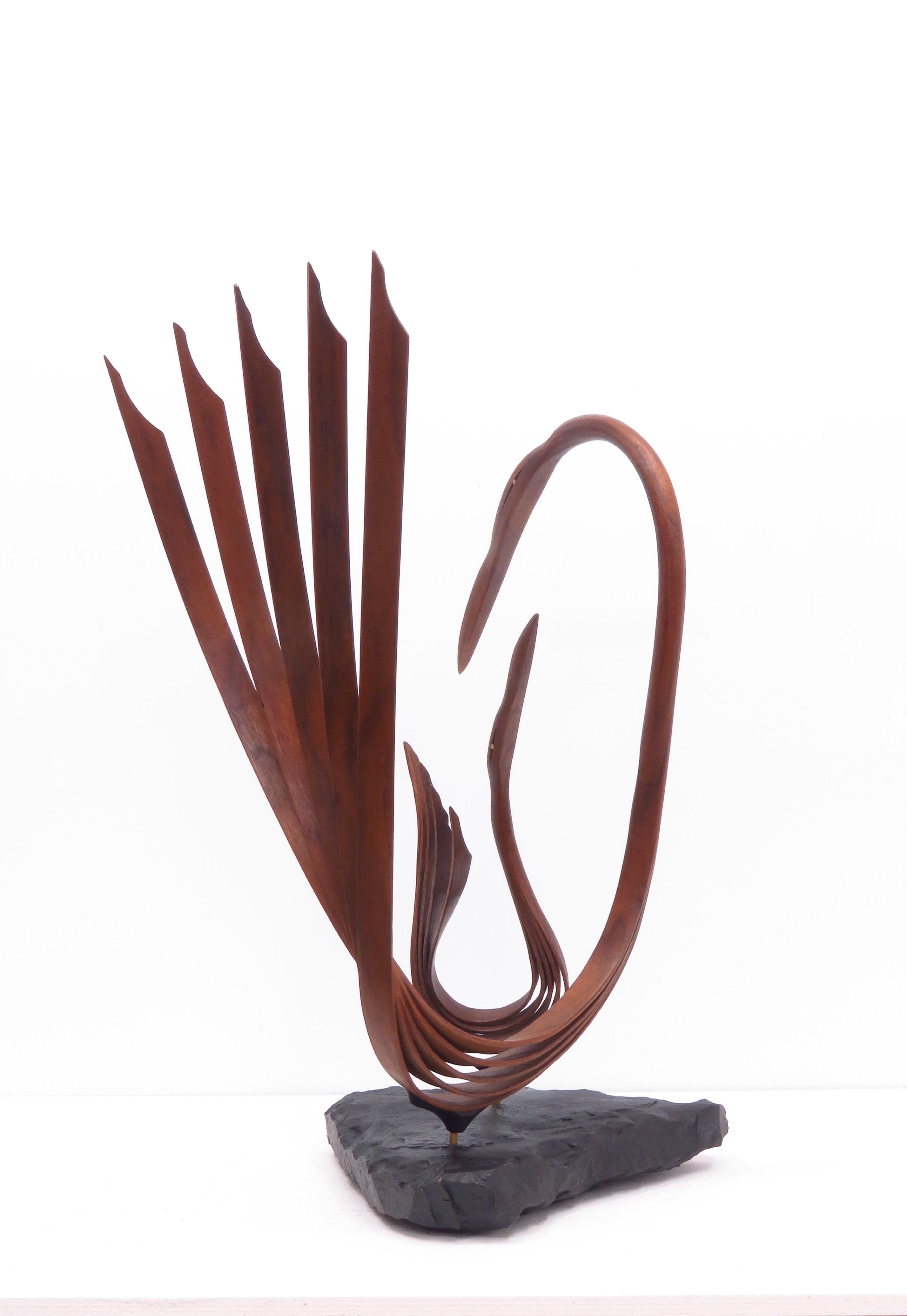 turing Mother ( abstrakte zen-Skulptur-Sockel aus Walnussholz mit Vogel, minimalistisch) (Minimalistisch), Sculpture, von Eric Tardif