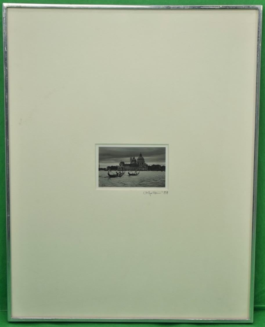 Foto originale in bianco e nero di Santa Maria della Salute a Venezia dell'acclamato fotografo Eric Uhlfelder (nato nel 1957) firmata a matita e datata '87 (LR)

Dimensioni dell'immagine: 2 "H. x 3 "L.

Dimensioni della cornice: 14 1/4 "H. x 11 1/4