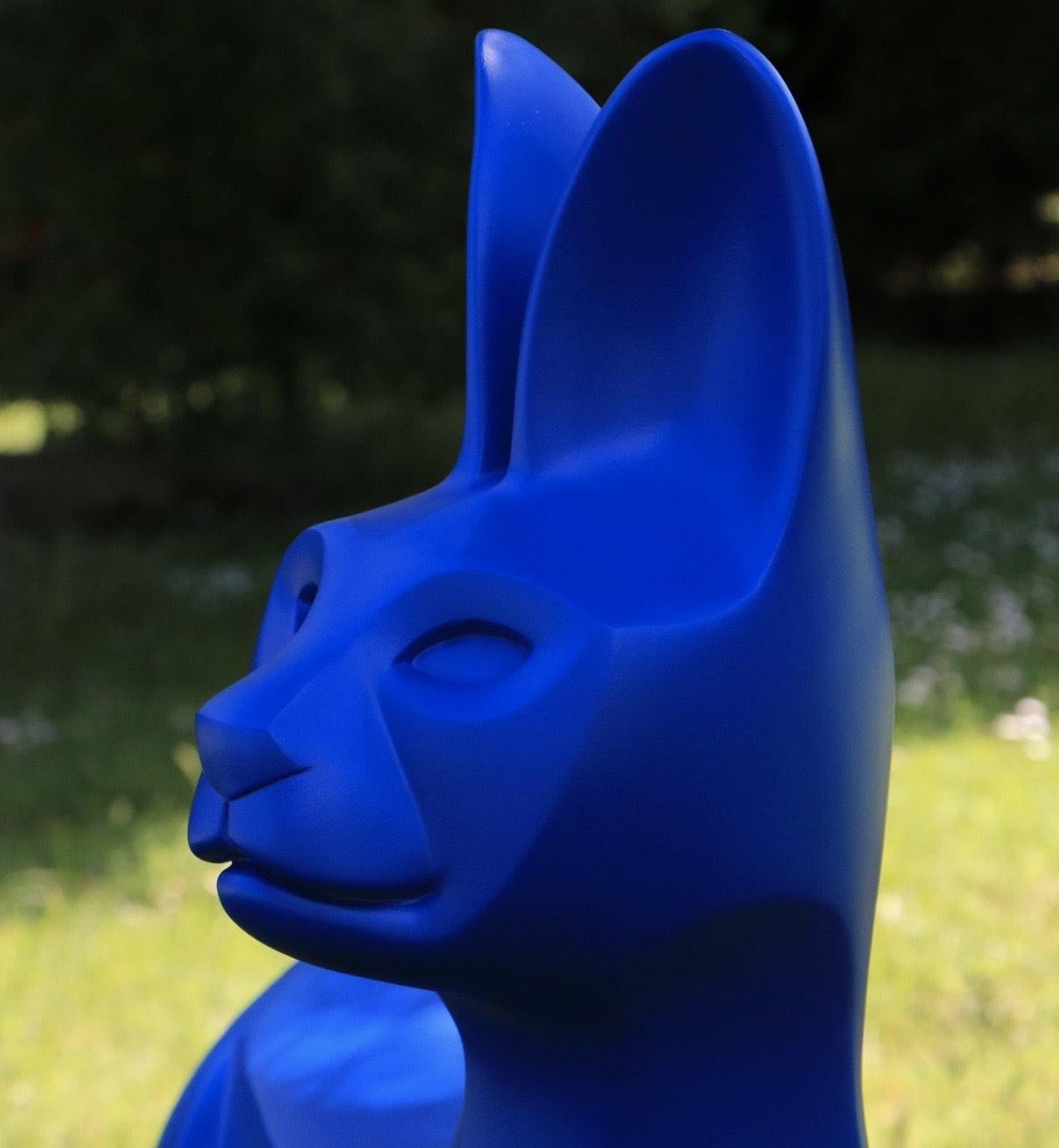 The Serval d'Eric Valat - Sculpture et banc en polyester coloré en vente 3