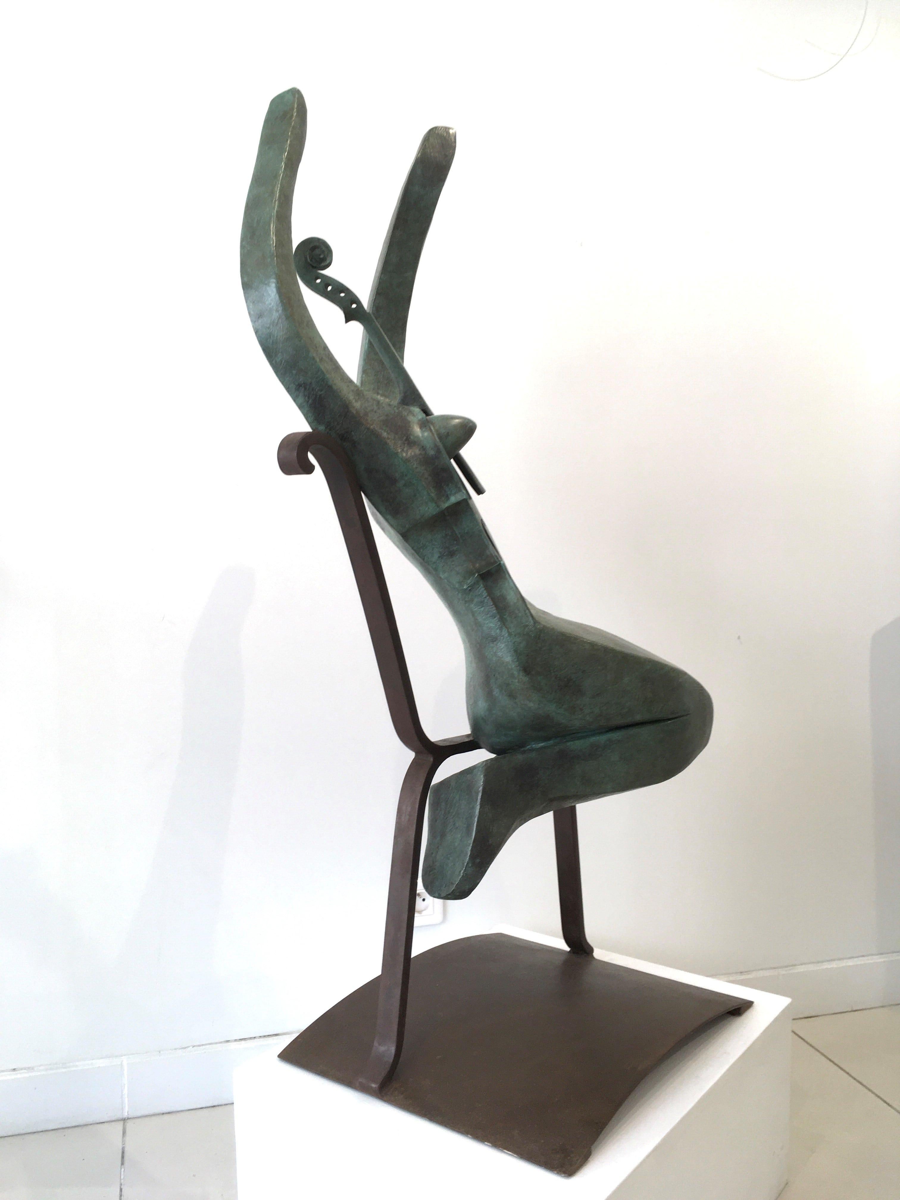 Bronze sculpture, green patina, 120 cm x 60 cm x 43 cm (including the 50 x 53 cm base).
Limited edition of 8 + 4 artist’s proofs. 
The base and the chair are made of patinated metal.