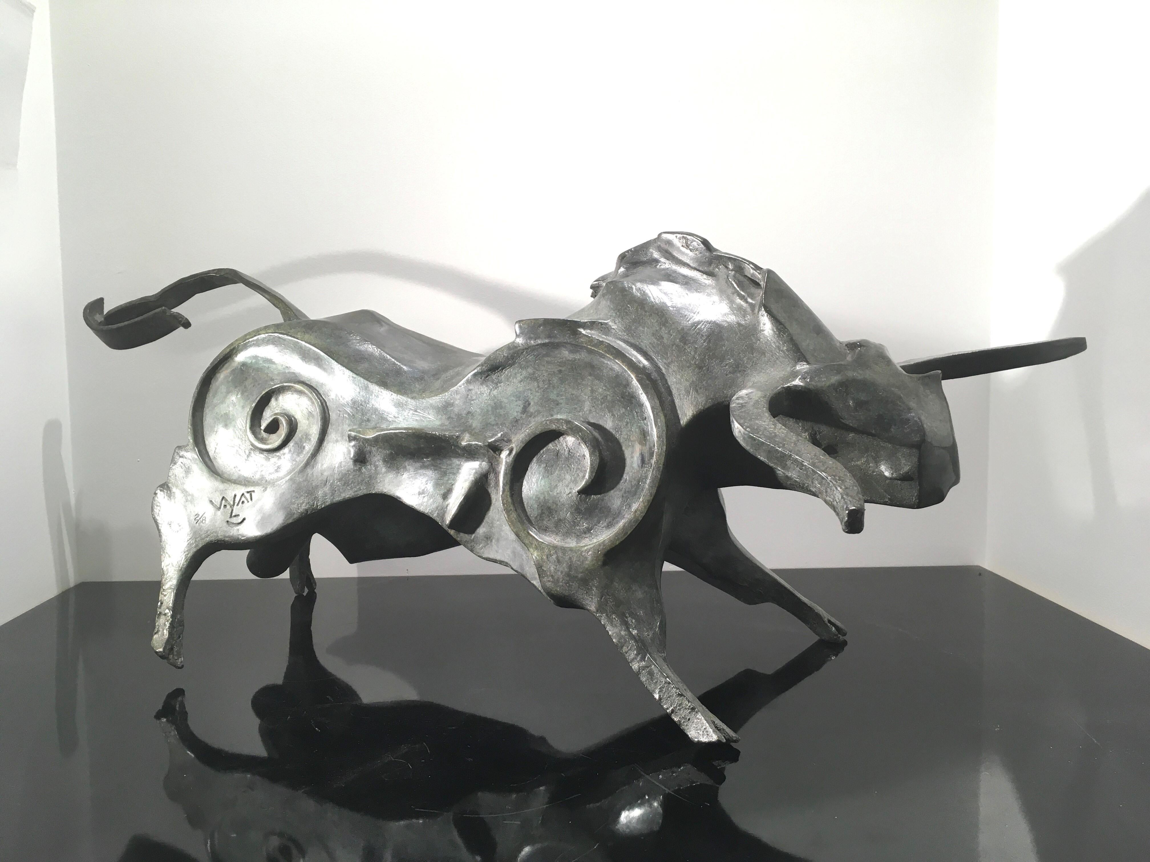 Toro es una escultura de bronce del artista contemporáneo Eric Valat, de dimensiones 30 × 73 × 26 cm. 
La escultura está firmada y numerada, forma parte de una edición limitada de 8 ediciones + 4 pruebas de artista, y se entrega con un certificado
