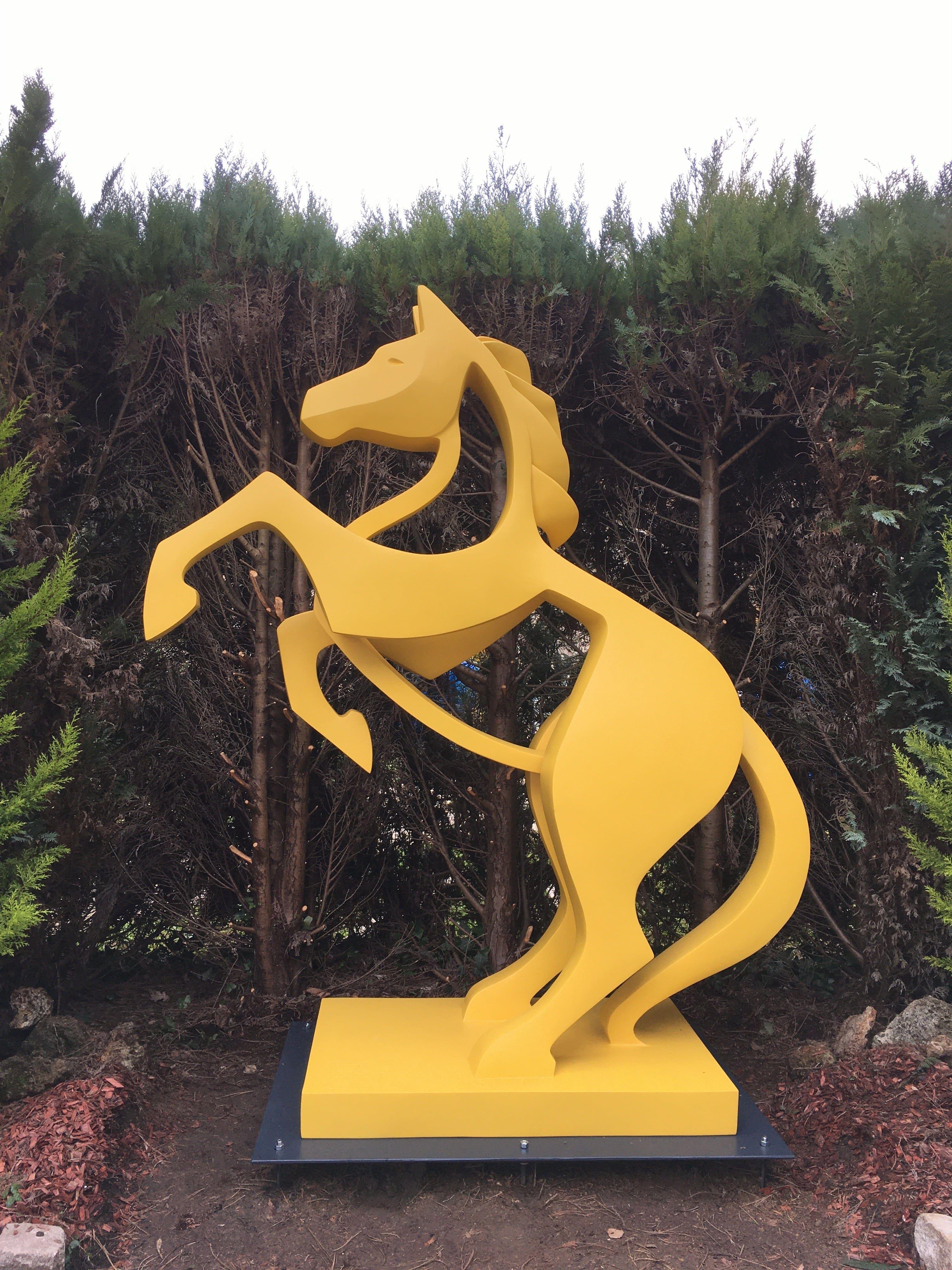 Grande cavallo Whiting di Eric Valat - Scultura animale, esterno, bianco, poliestere in vendita 1