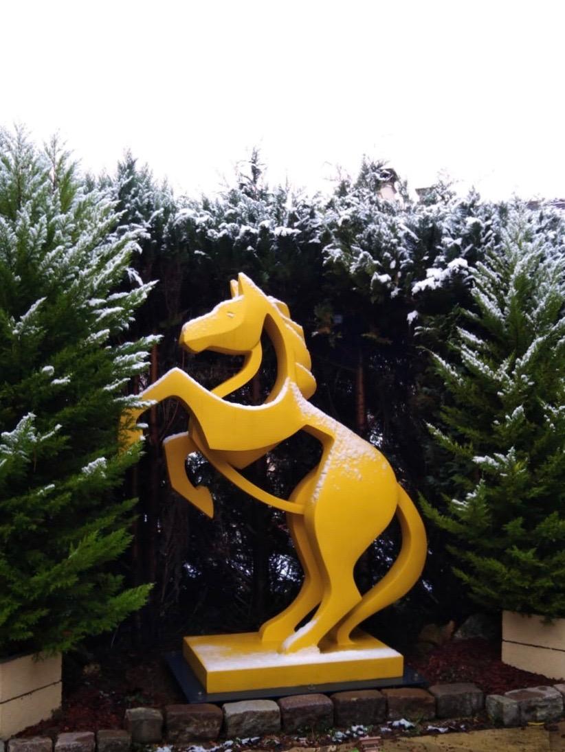 Grande cavallo Whiting di Eric Valat - Scultura animale, esterno, bianco, poliestere in vendita 2