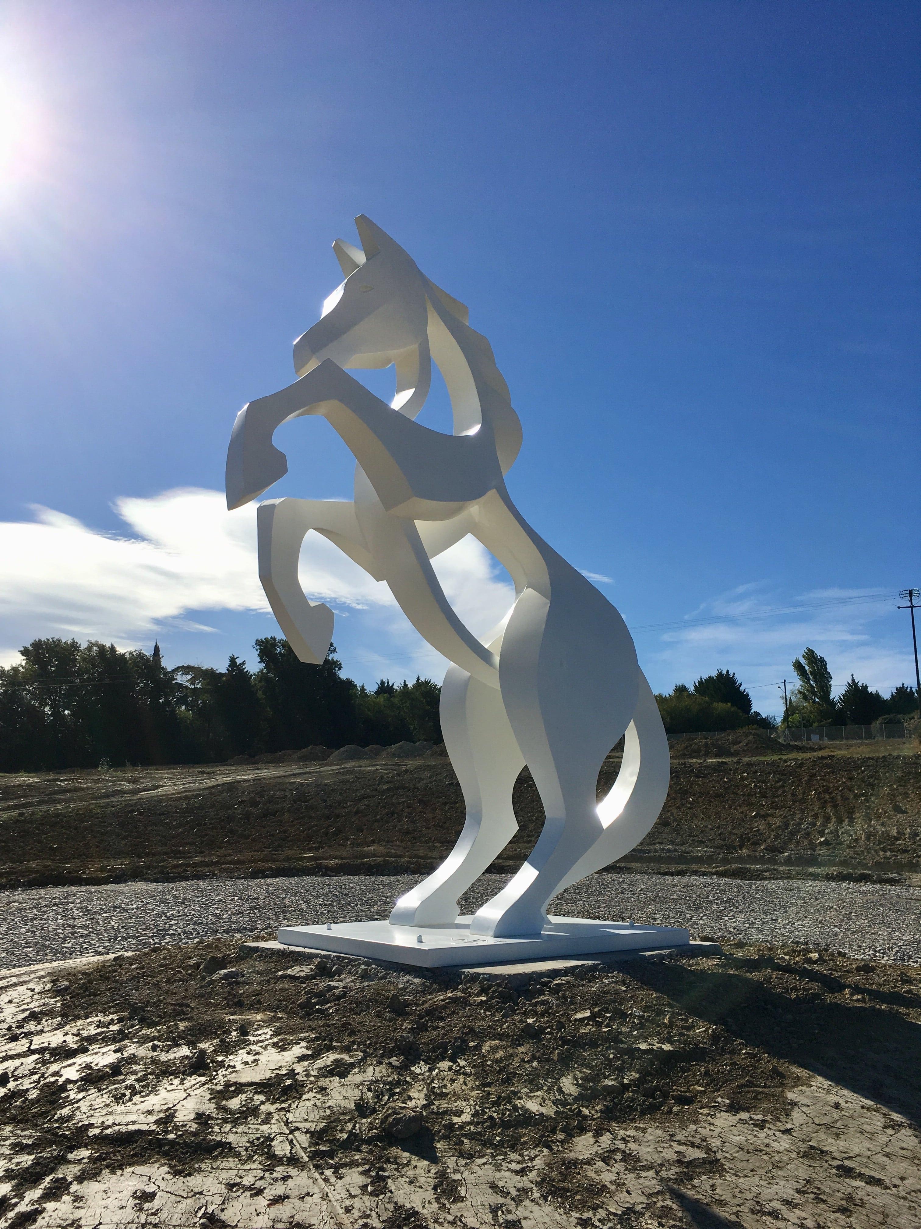 Grande cavallo Whiting di Eric Valat - Scultura animale, esterno, bianco, poliestere in vendita 4