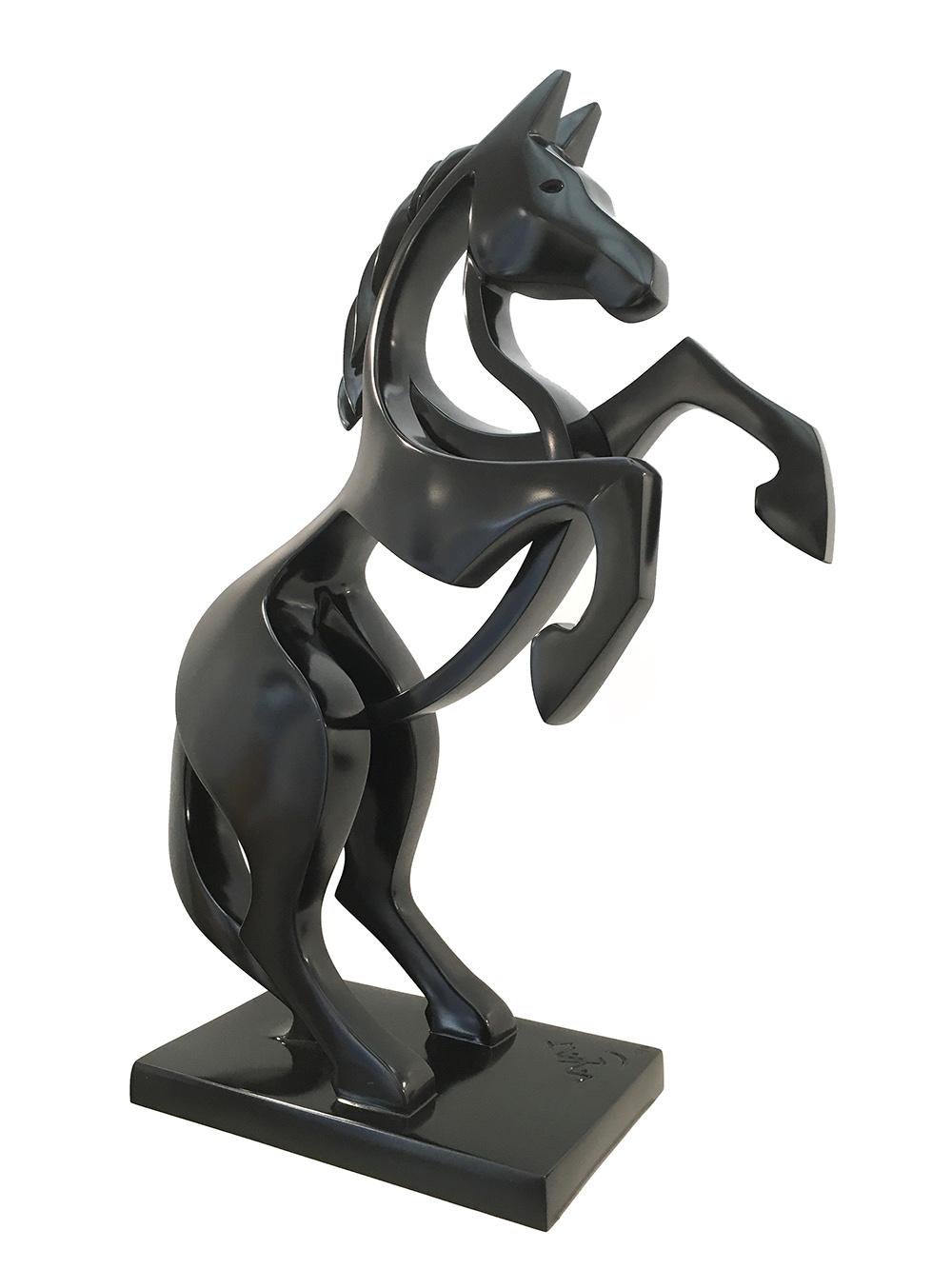 Rearing Horse est une sculpture en polyester de l'artiste contemporain Eric Valat, dont les dimensions sont de 100 × 80 × 30 cm (39,4 × 31,5 × 11,8 in). La sculpture est disponible en blanc, noir, rouge et bleu.
La sculpture est signée et numérotée,