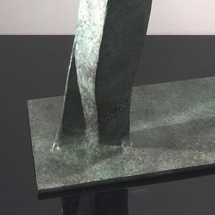 Violin Woman di Eleg Valat - Scultura in bronzo, figura femminile, musica, elegante - Figurative Sculpture Oro di Eric Valat