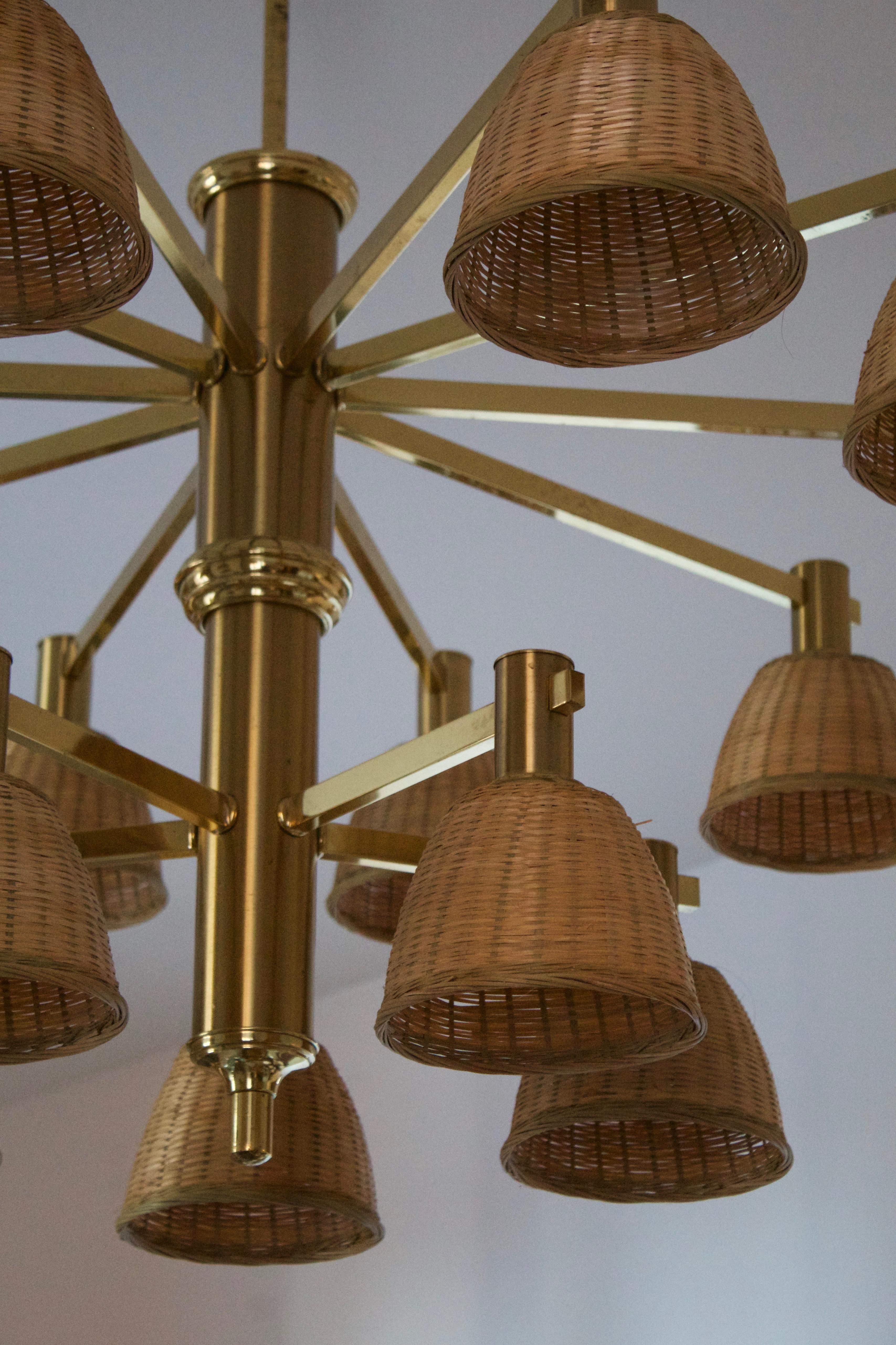 Eric Wärnå Attributed, Sizable 15-Armed Chandelier, Brass, Rattan, Sweden, 1960s In Good Condition In High Point, NC