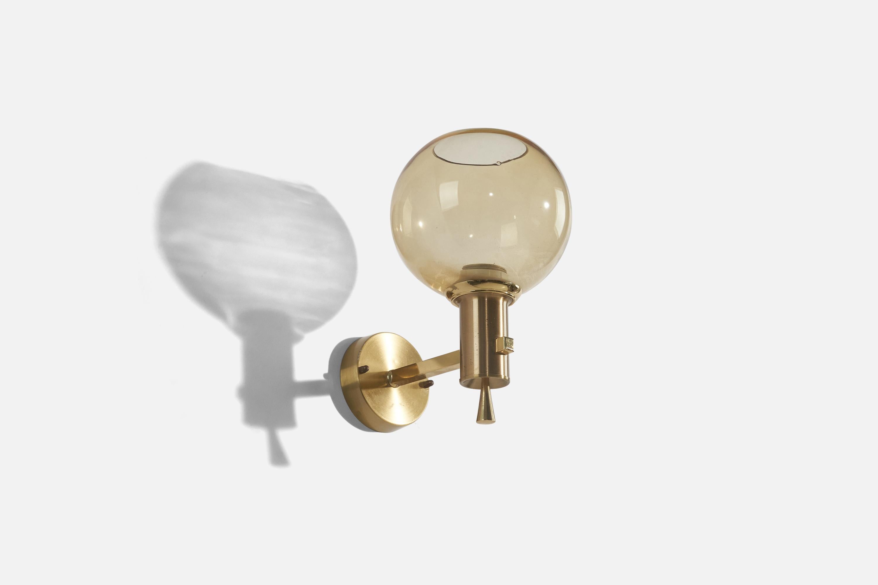 A pair of brass and blown glass wall lights designed by Eric Wärnå and produced by EWÅ Värnamo, Sweden, c. 1960s. 

Dimensions of back plate (inches) : 3.55 x 3.55 x 0.87 (Height x Width x Depth).