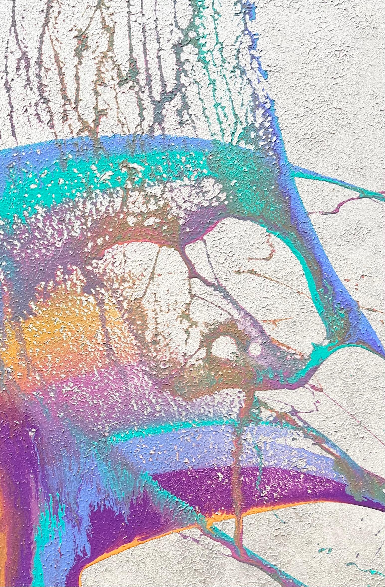 <p>Commentaires de l'artiste<br>L'artiste Eric Wilson présente une pièce coulée spontanée en acrylique avec un fond irisé nacré. De vives teintes turquoise se déclinent en cascade dans un spectre de violet, de rose et de jaune. En terminant cette