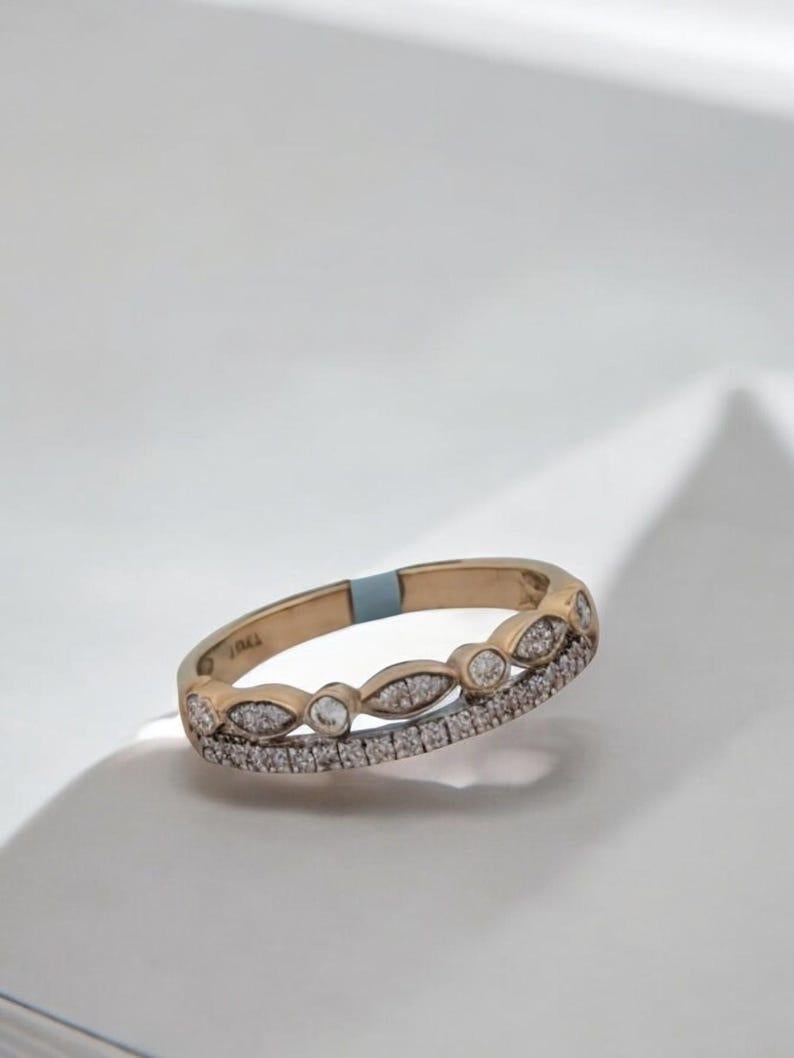 Modern Peridot Double Band Ring, 14K Yellow Gold with 0.25ct Natural Round Diamonds For Sale