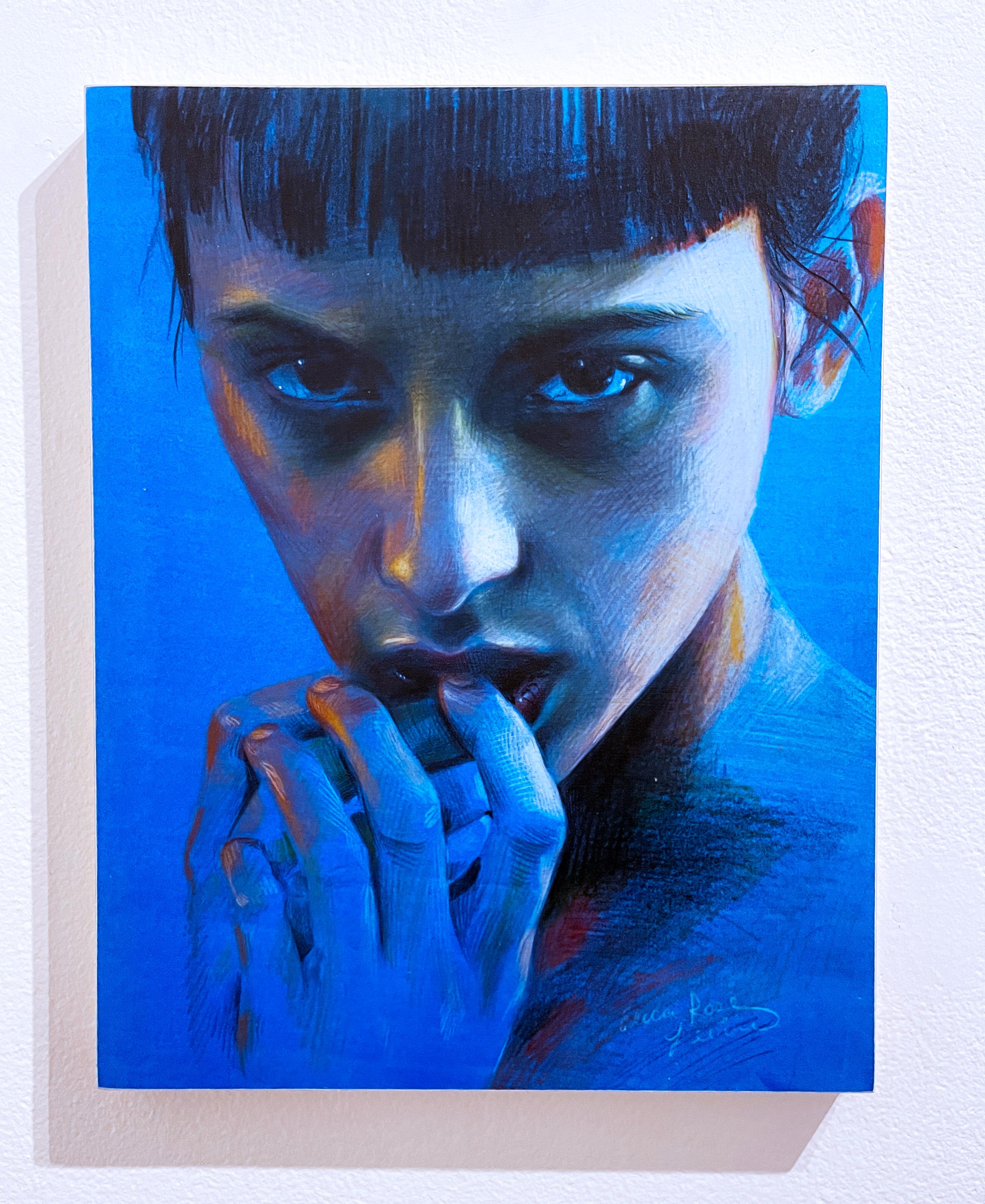 Moonlit: Blue I (2022) portrait au crayon de couleur, femme, visage, hyperréalisme, bleu - Painting de Erica Rose Levine