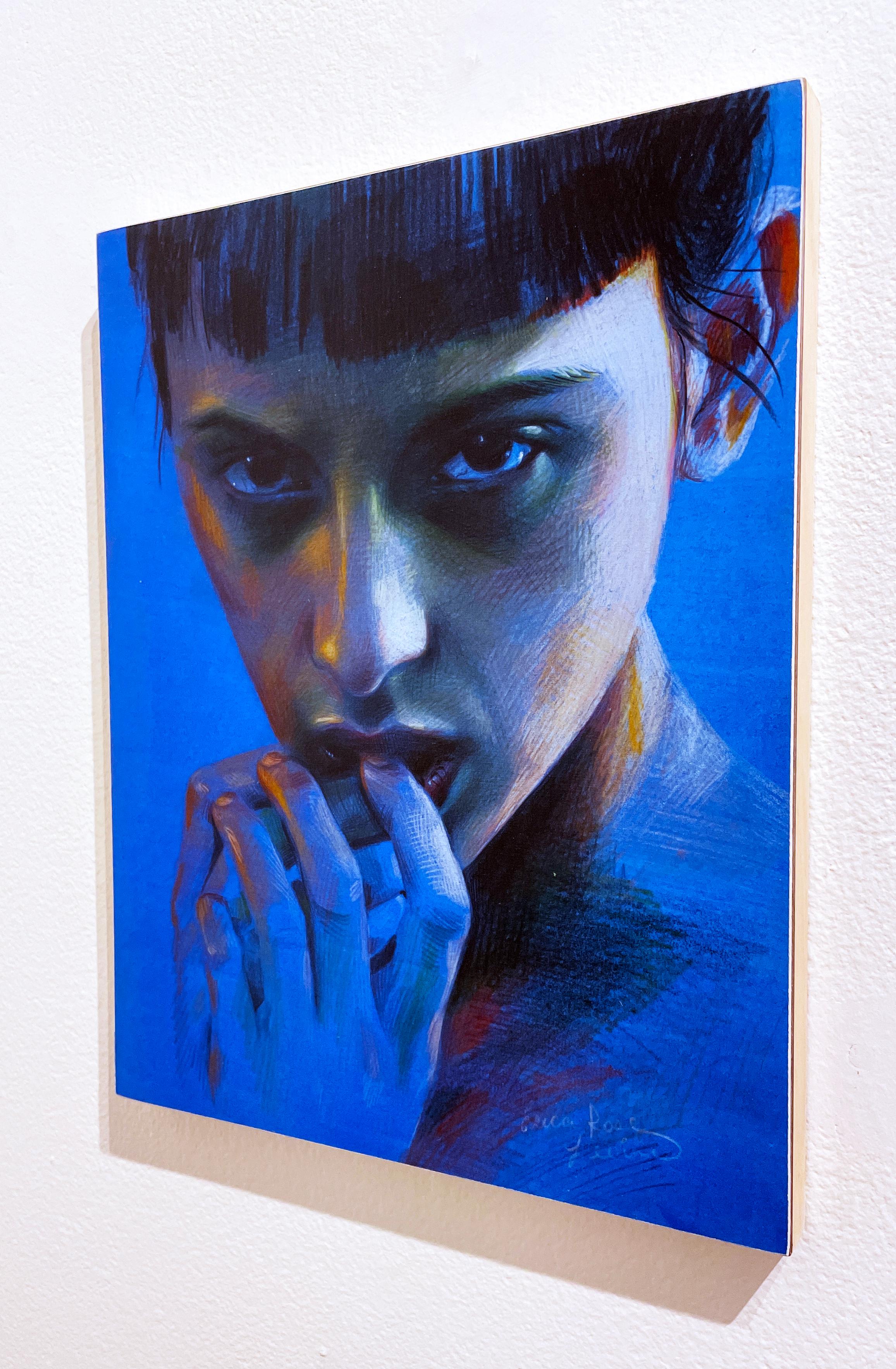 Moonlit: Blue I (2022) portrait au crayon de couleur, femme, visage, hyperréalisme, bleu - Contemporain Painting par Erica Rose Levine