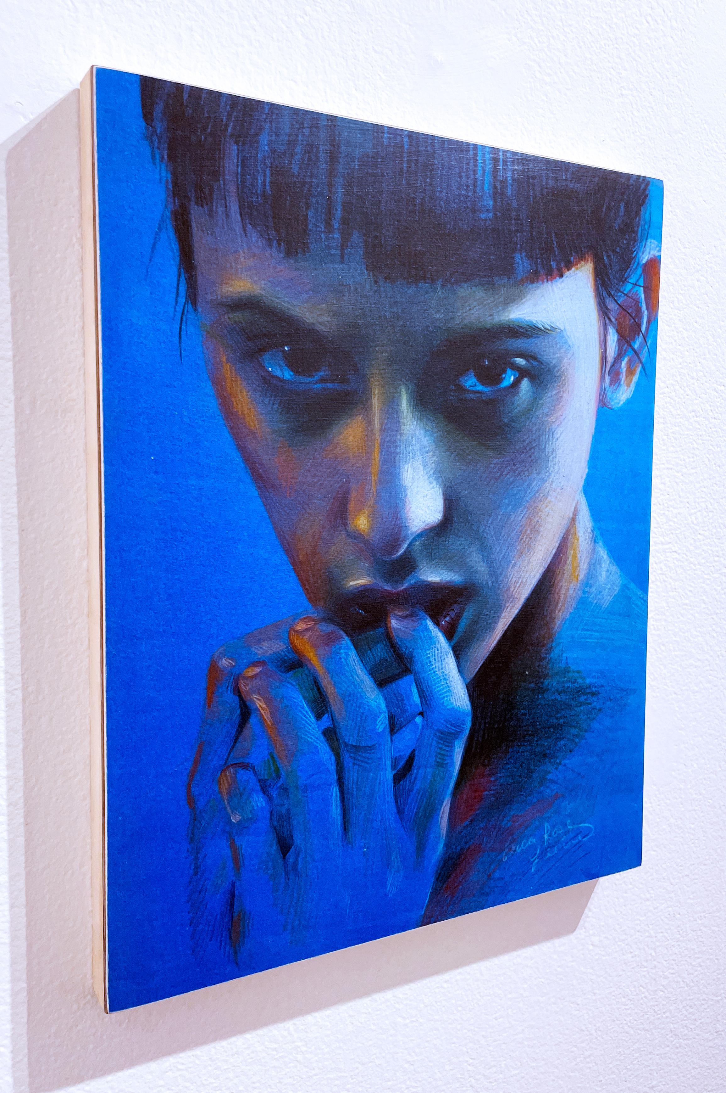 Moonlit: Blue I (2022) portrait au crayon de couleur, femme, visage, hyperréalisme, bleu - Bleu Portrait Painting par Erica Rose Levine
