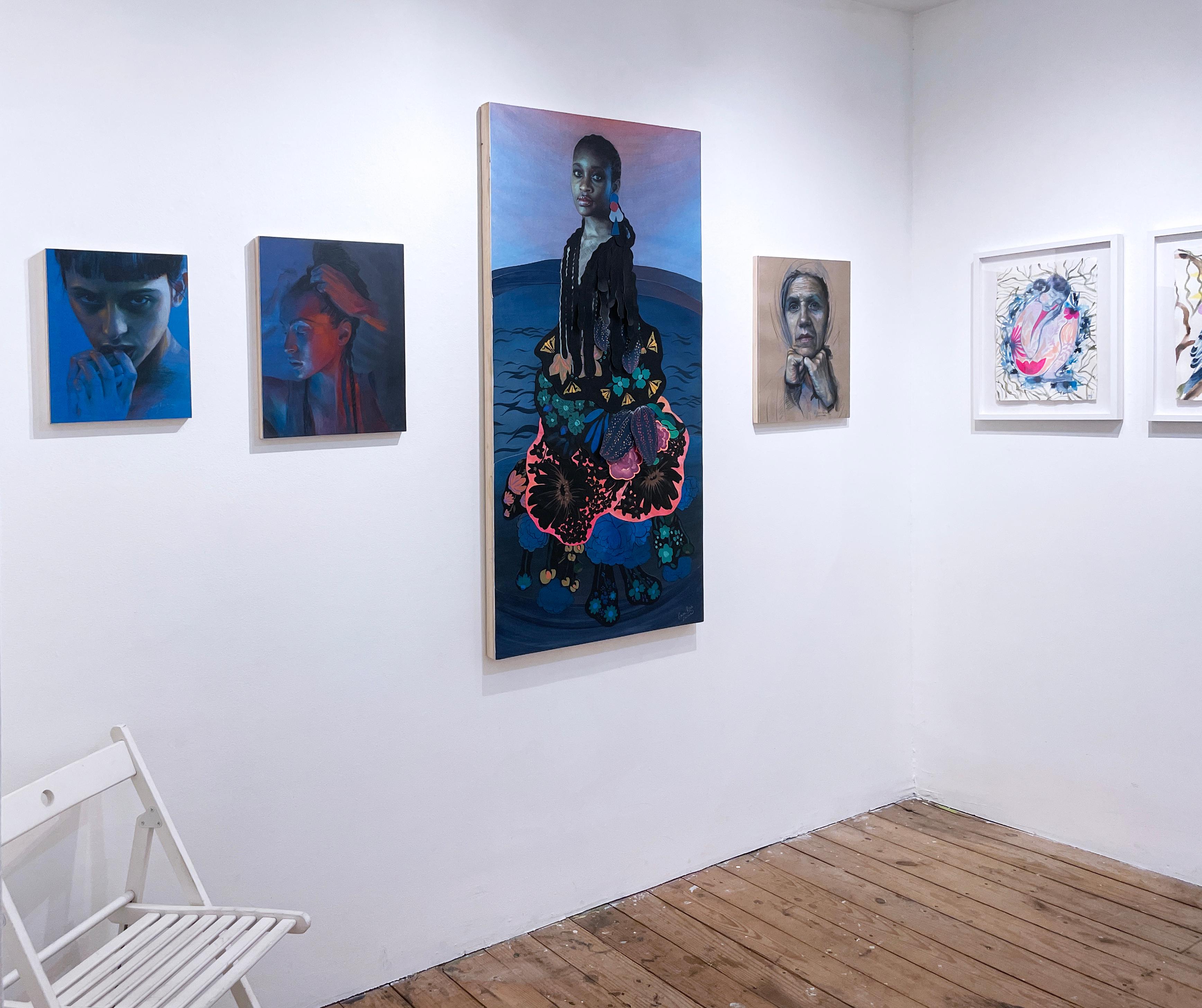 Moonlit: Blu I (2022) ritratto a matita a colori, donna, viso, iperrealismo, blu 1