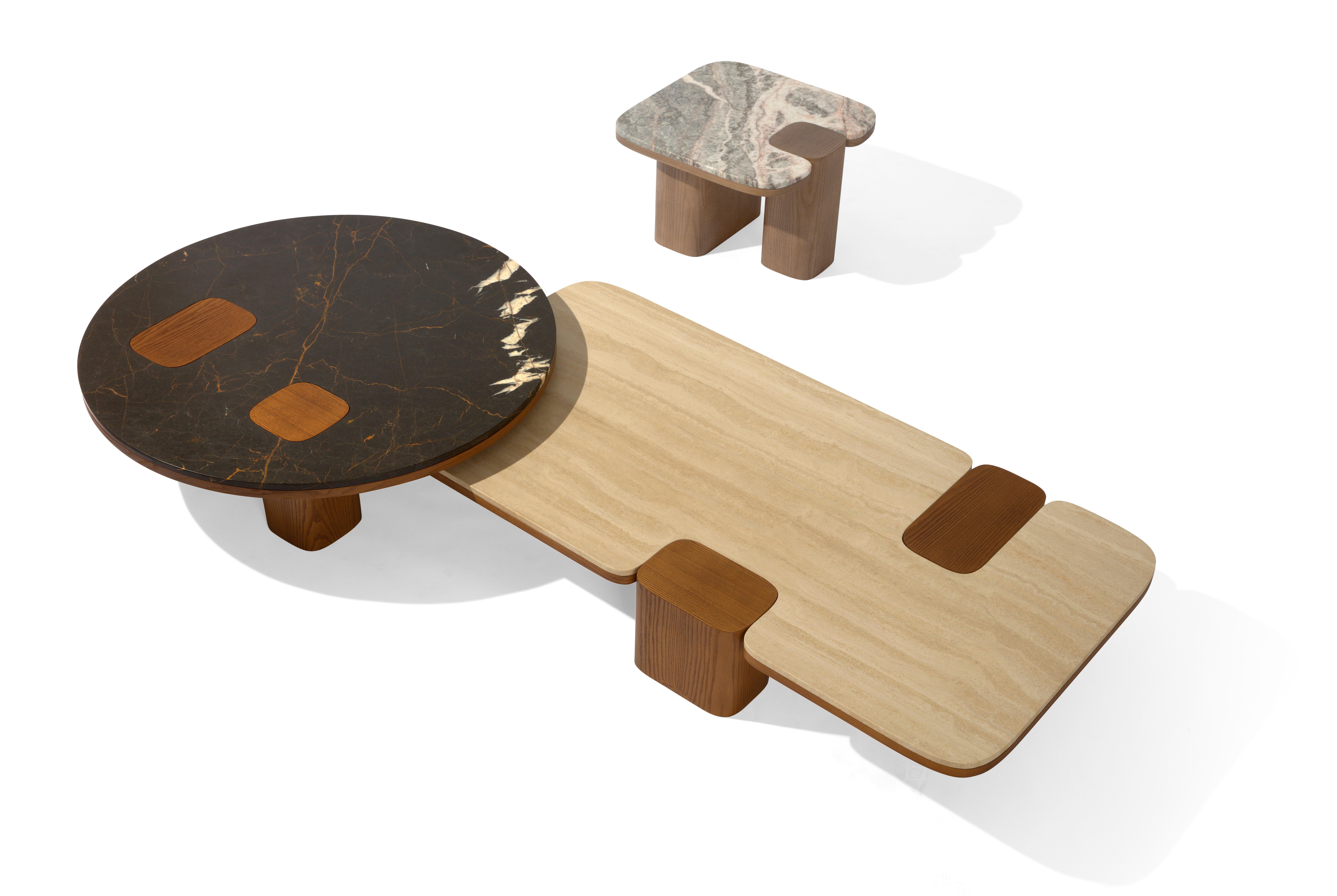 Cette exceptionnelle table basse ronde donnera une touche plus contemporaine et moderne à votre salon. La structure est entièrement en bois de frêne massif et le plateau en marbre s'intègre parfaitement dans un environnement de luxe, donnant un