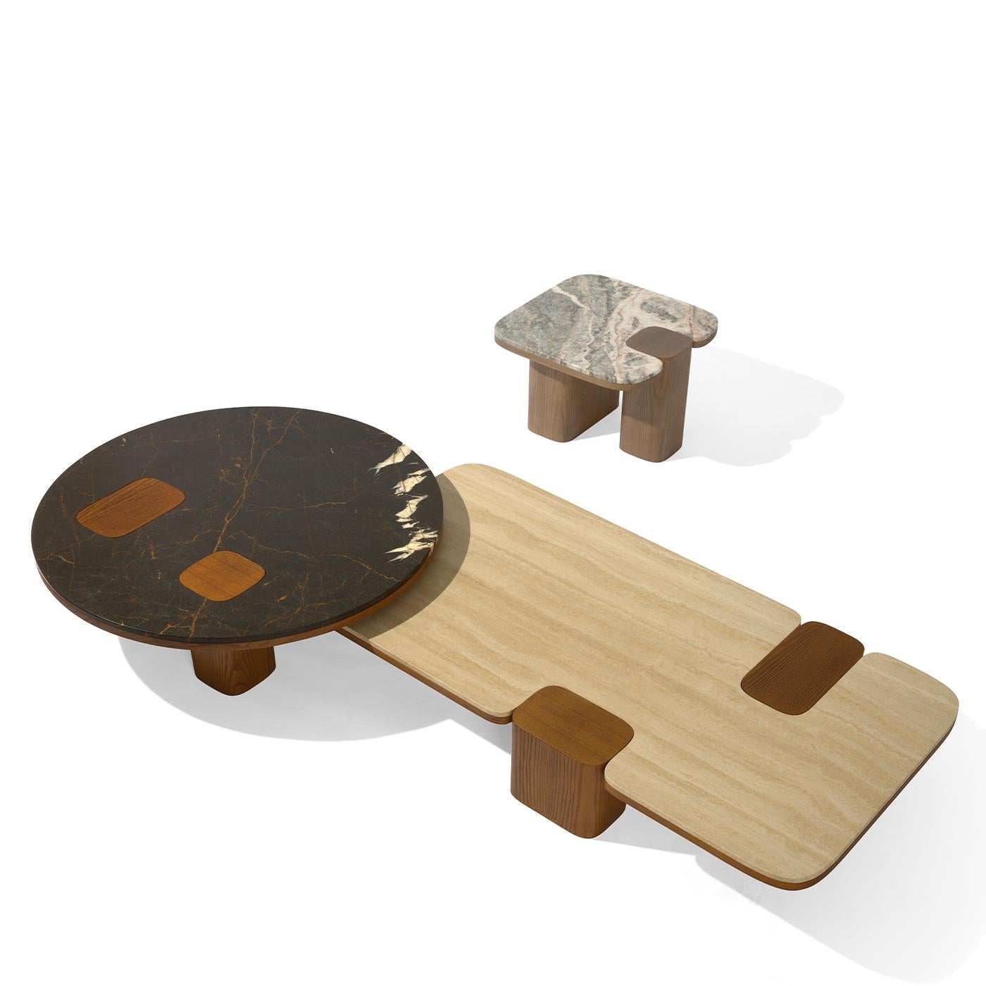 Questo eccezionale tavolino rettangolare darà un tocco più contemporaneo e moderno a qualsiasi salotto. La struttura è interamente in legno massiccio di frassino e il piano in marmo si adatta perfettamente a un ambiente di lusso dando un effetto
