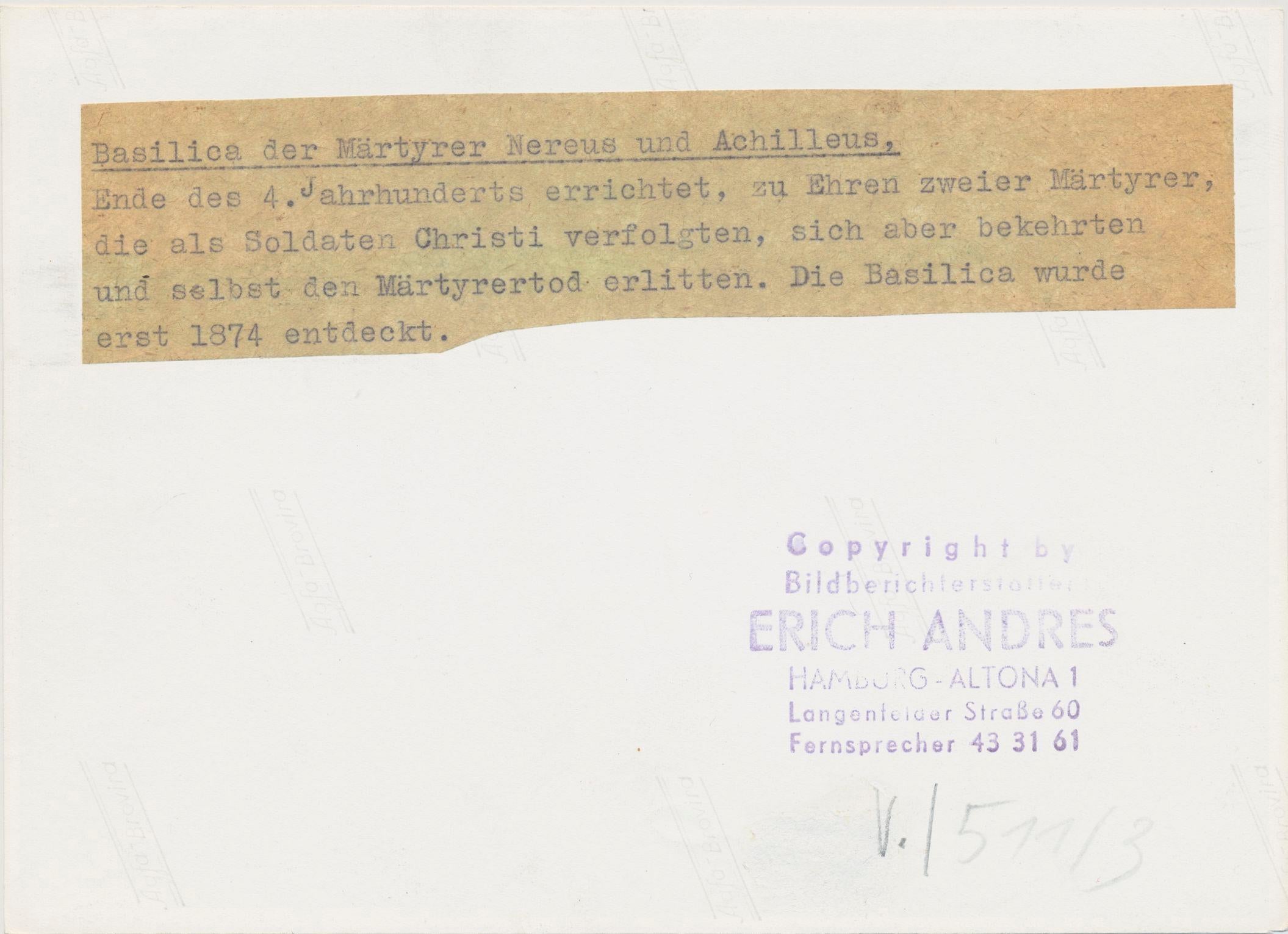 Silbergelatine-Druck von Erich Andres, um 1950.
Andres wurde 1905 in Deutschland geboren und verstarb 1992. Er begann seine Karriere als Fotograf im Jahr 1920. Er war einer der ersten Fotografen, die eine Leica benutzten. Seine Bilder sind heute in