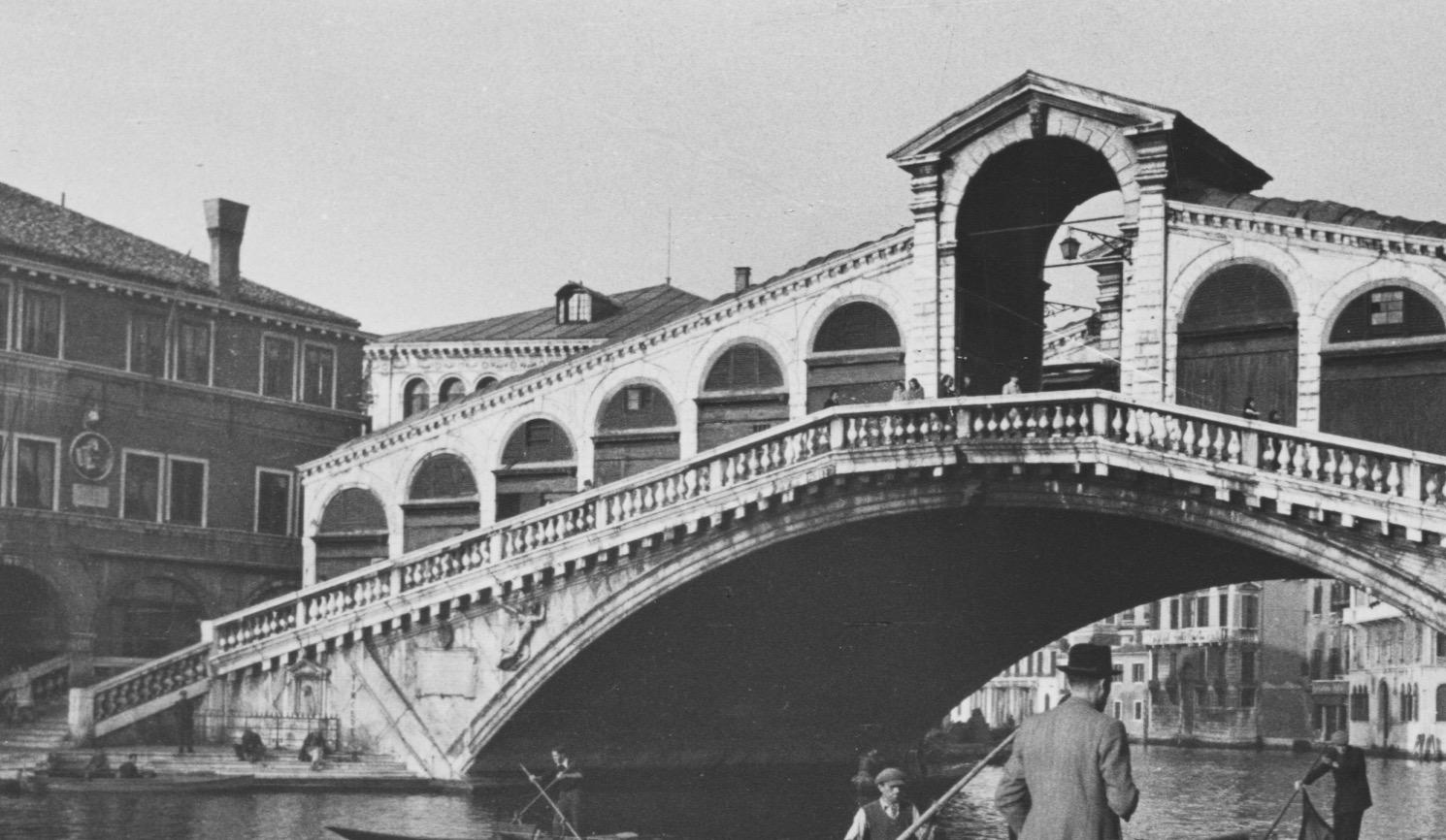 Andres: Venice - Canale Grande with Rialto Bridge - Modern Photograph by Erich Andres