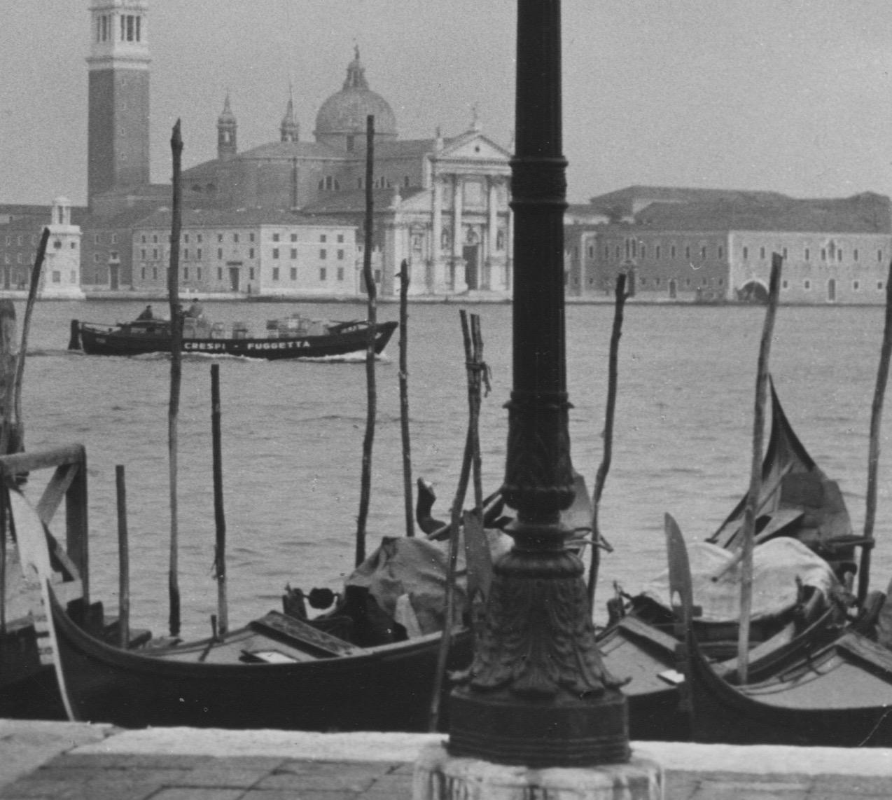 Andres: Venedig – Gondeln mit Menschen, Italien, 1955 (Moderne), Photograph, von Erich Andres